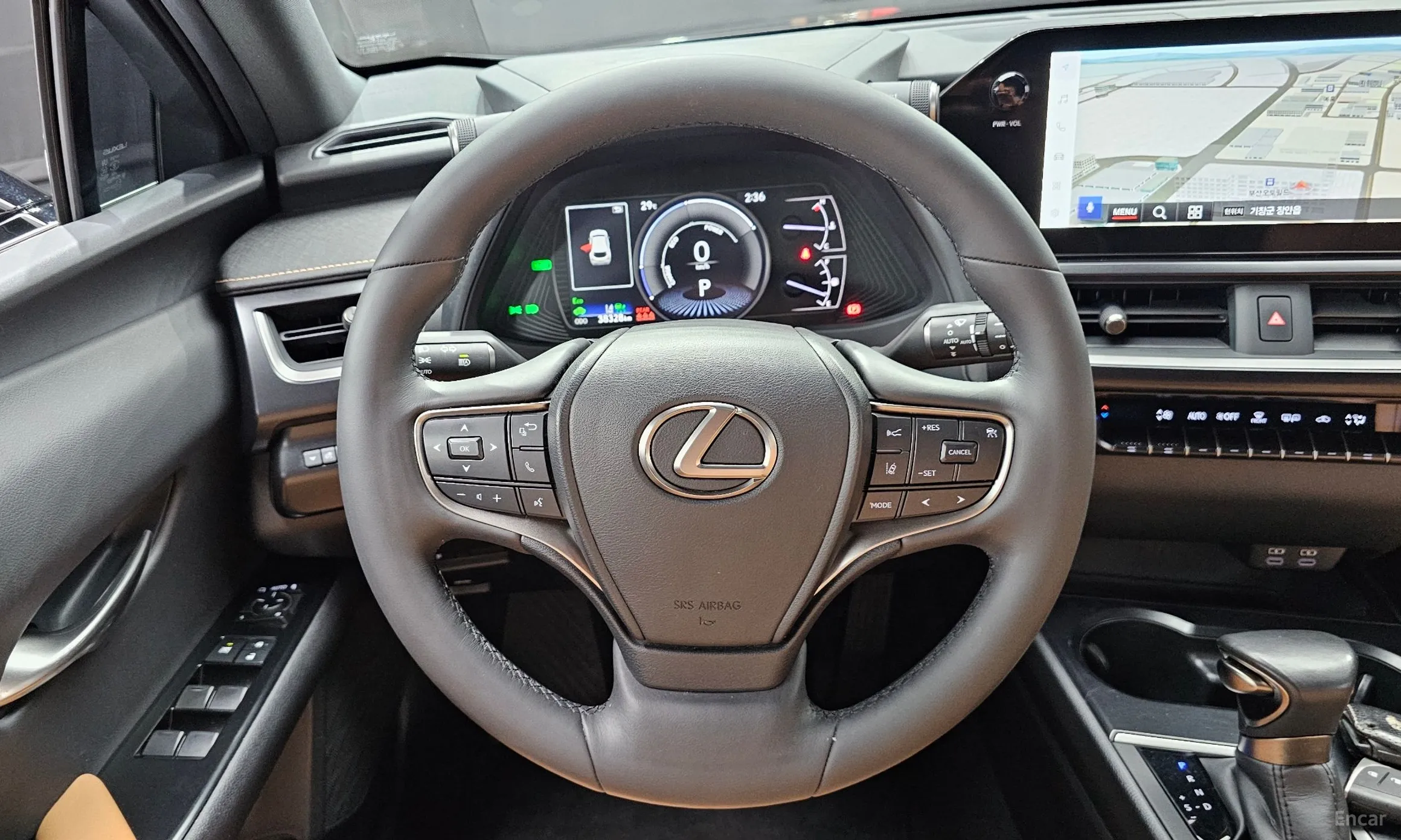 Lexus UX250h превью 13