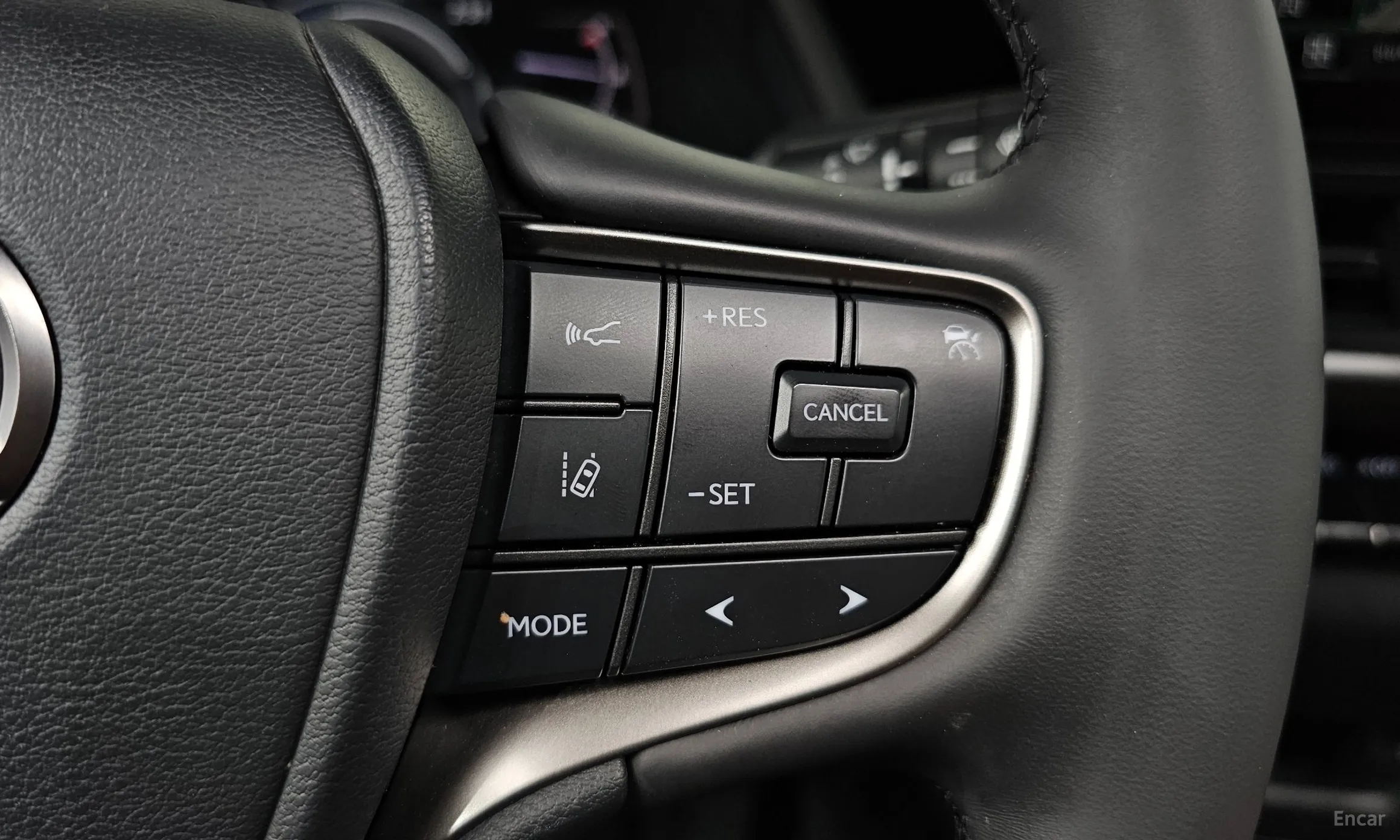 Lexus UX250h превью 18