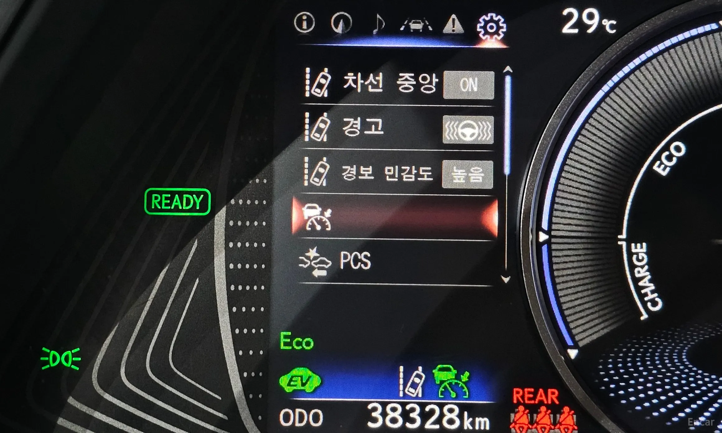 Lexus UX250h превью 20