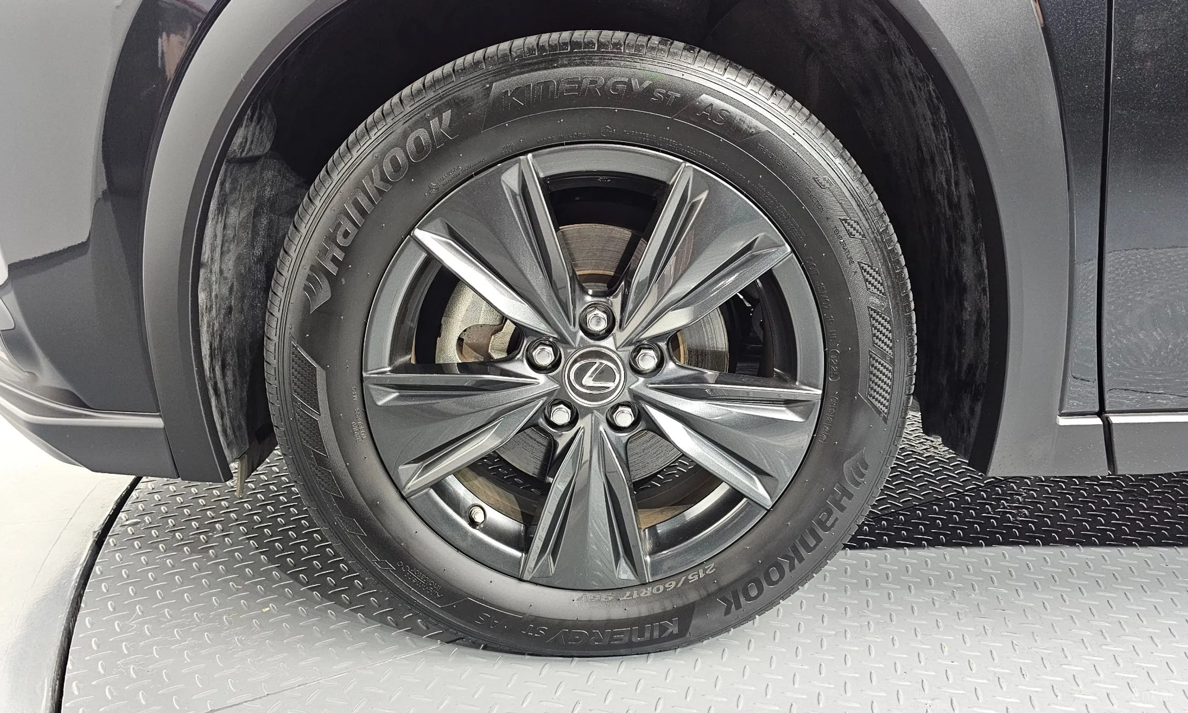 Lexus UX250h превью 5