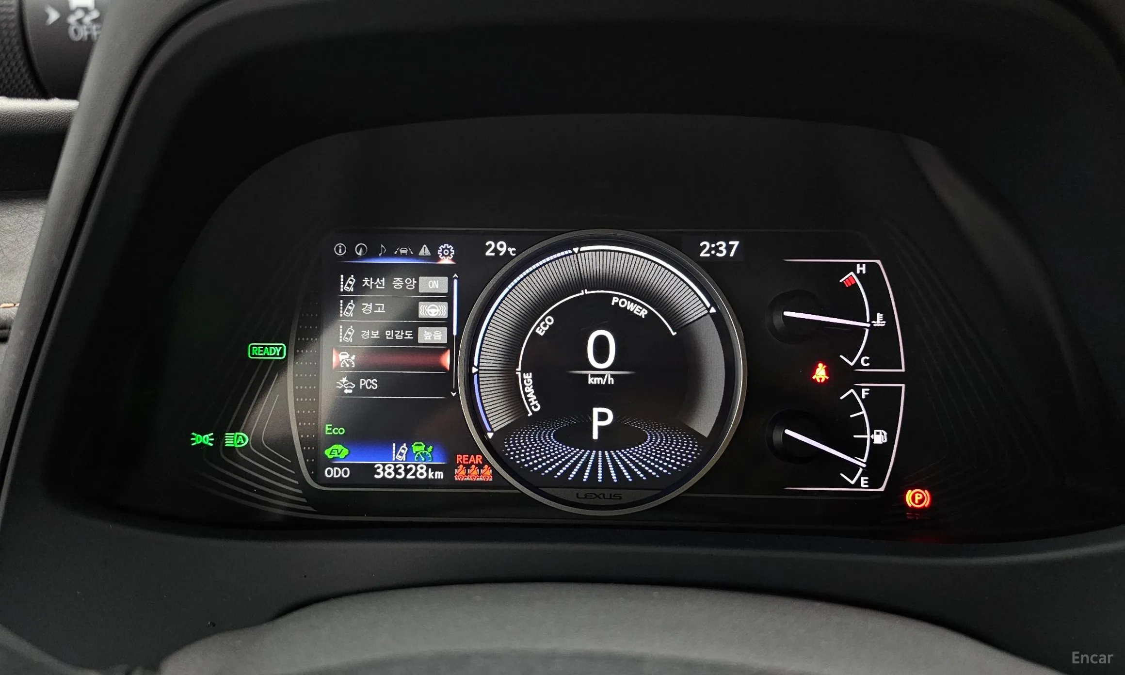 Lexus UX250h превью 8