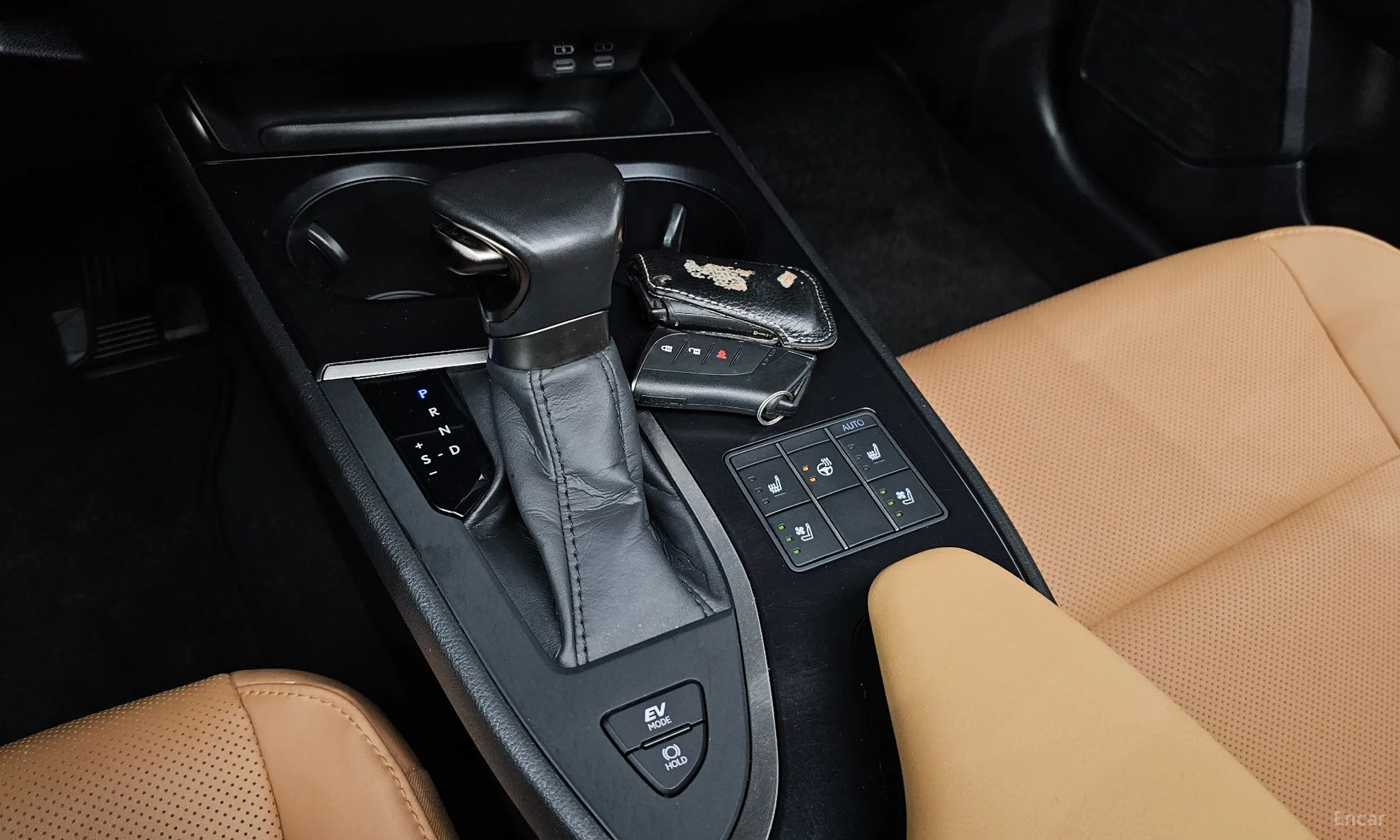 Lexus UX250h превью 9