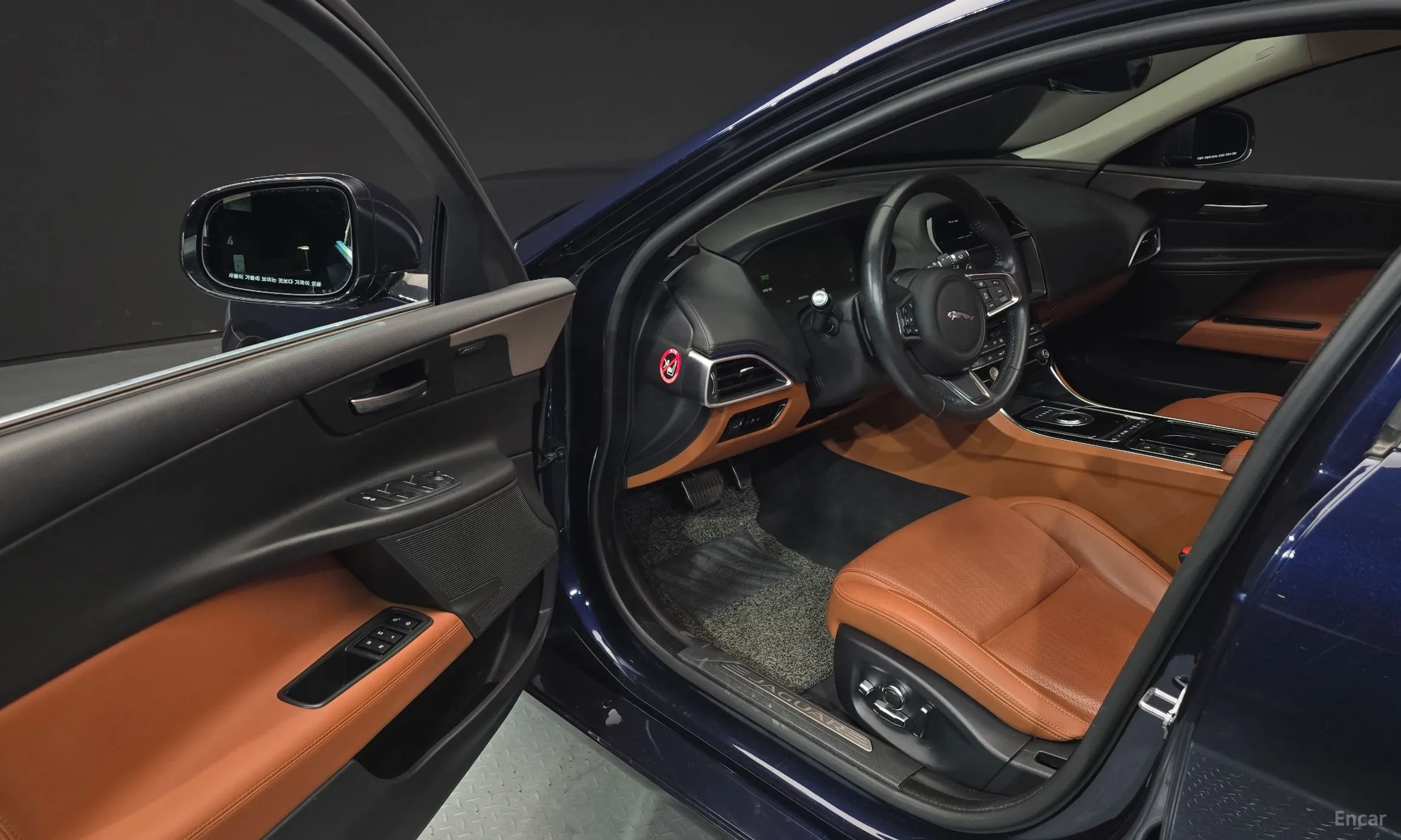 Jaguar XE превью 10