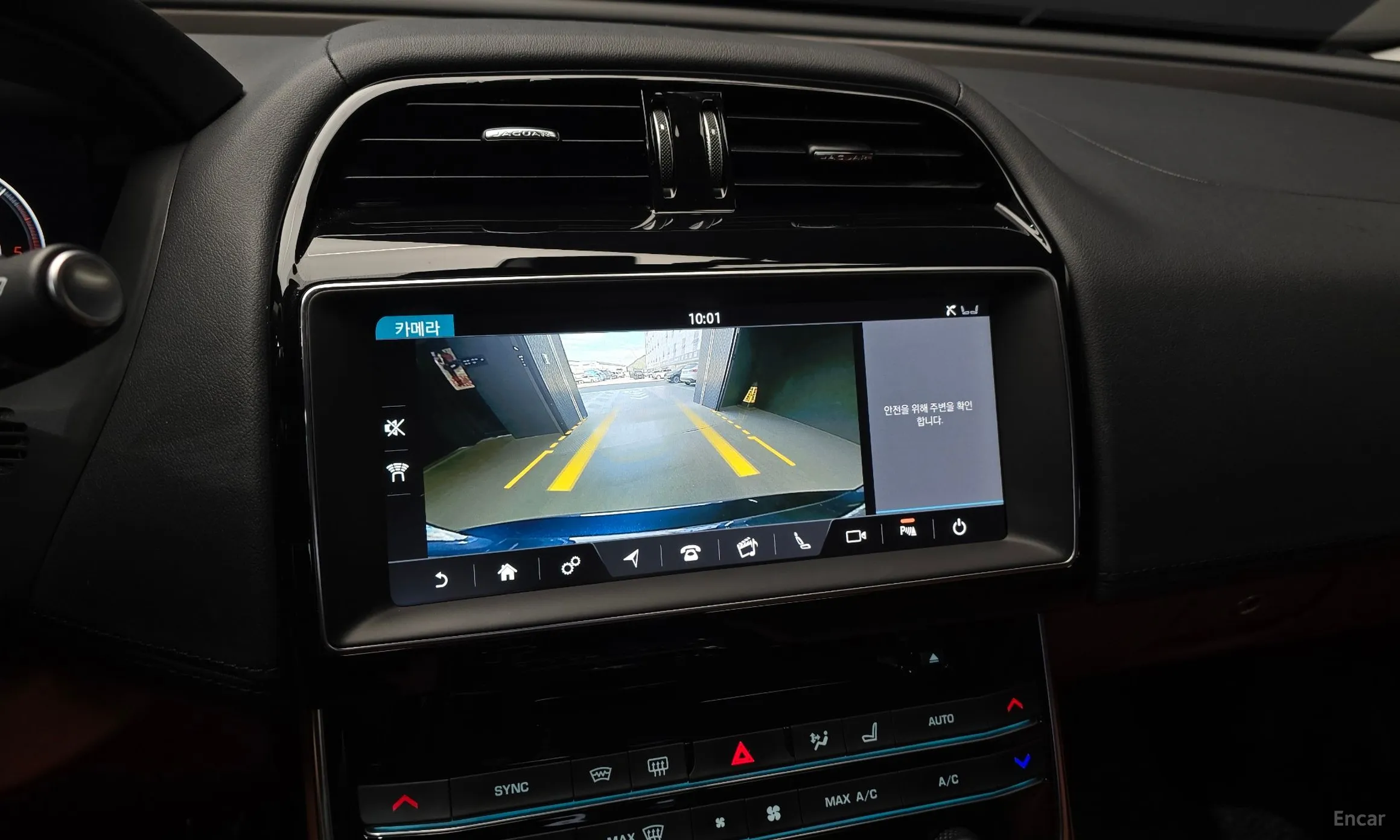 Jaguar XE превью 15