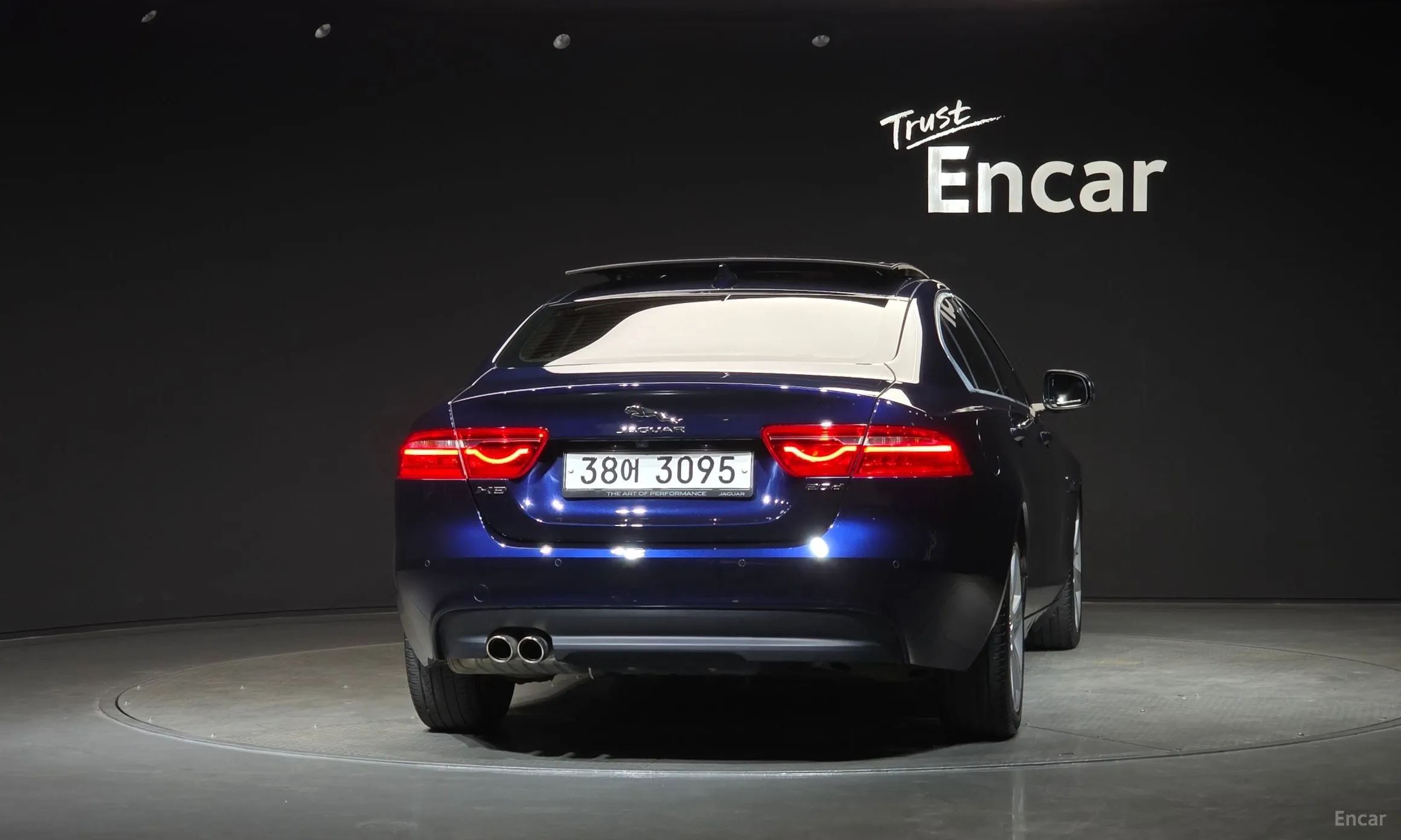 Jaguar XE превью 4