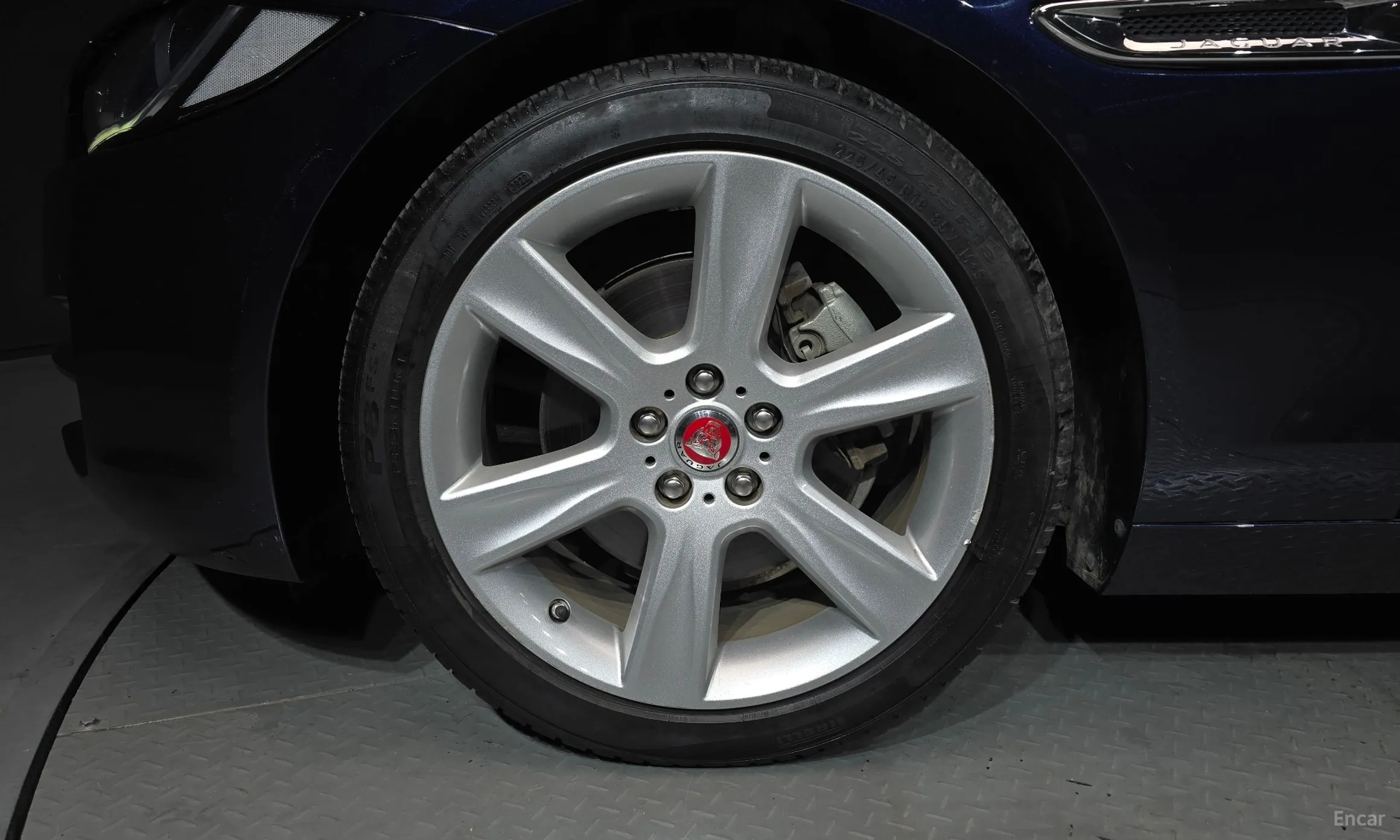 Jaguar XE превью 5