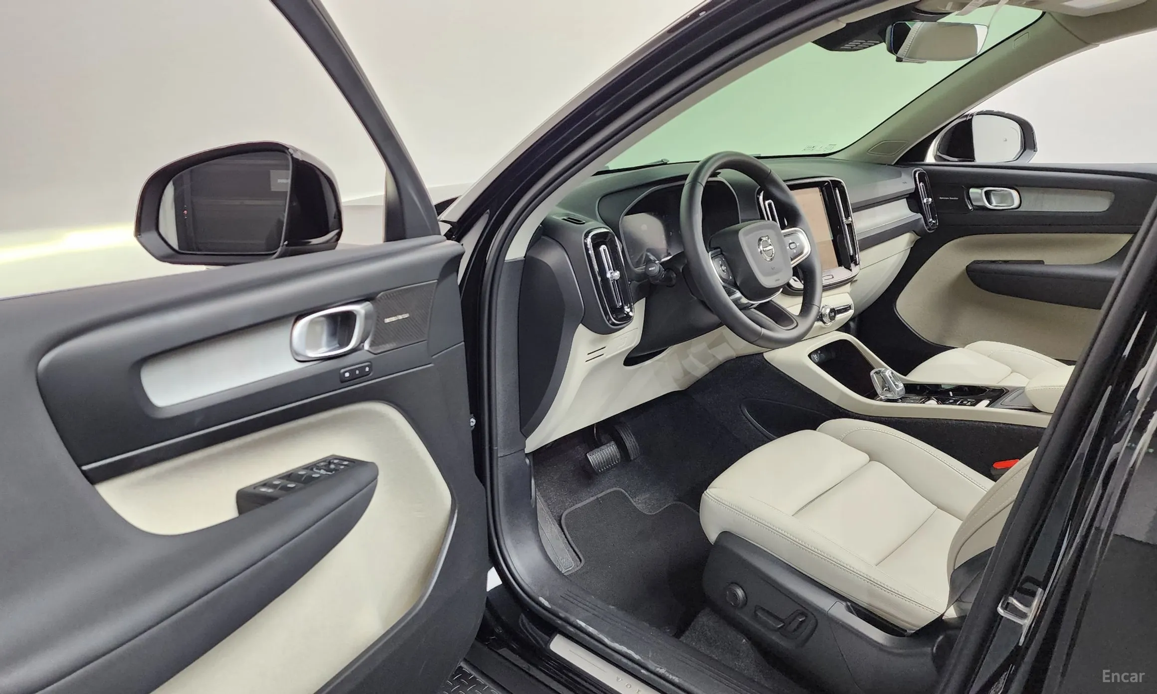 Volvo XC40 превью 10