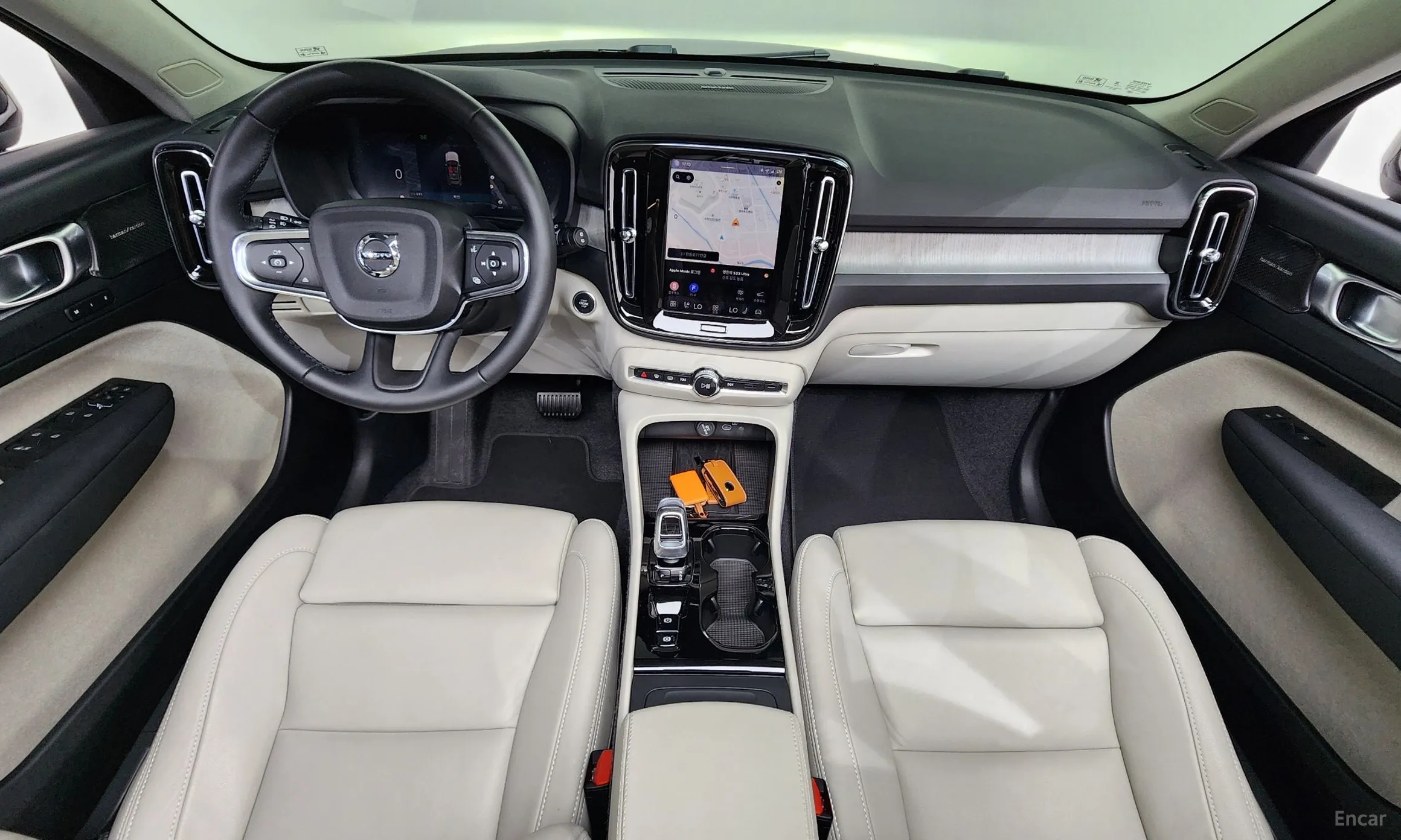 Volvo XC40 превью 7