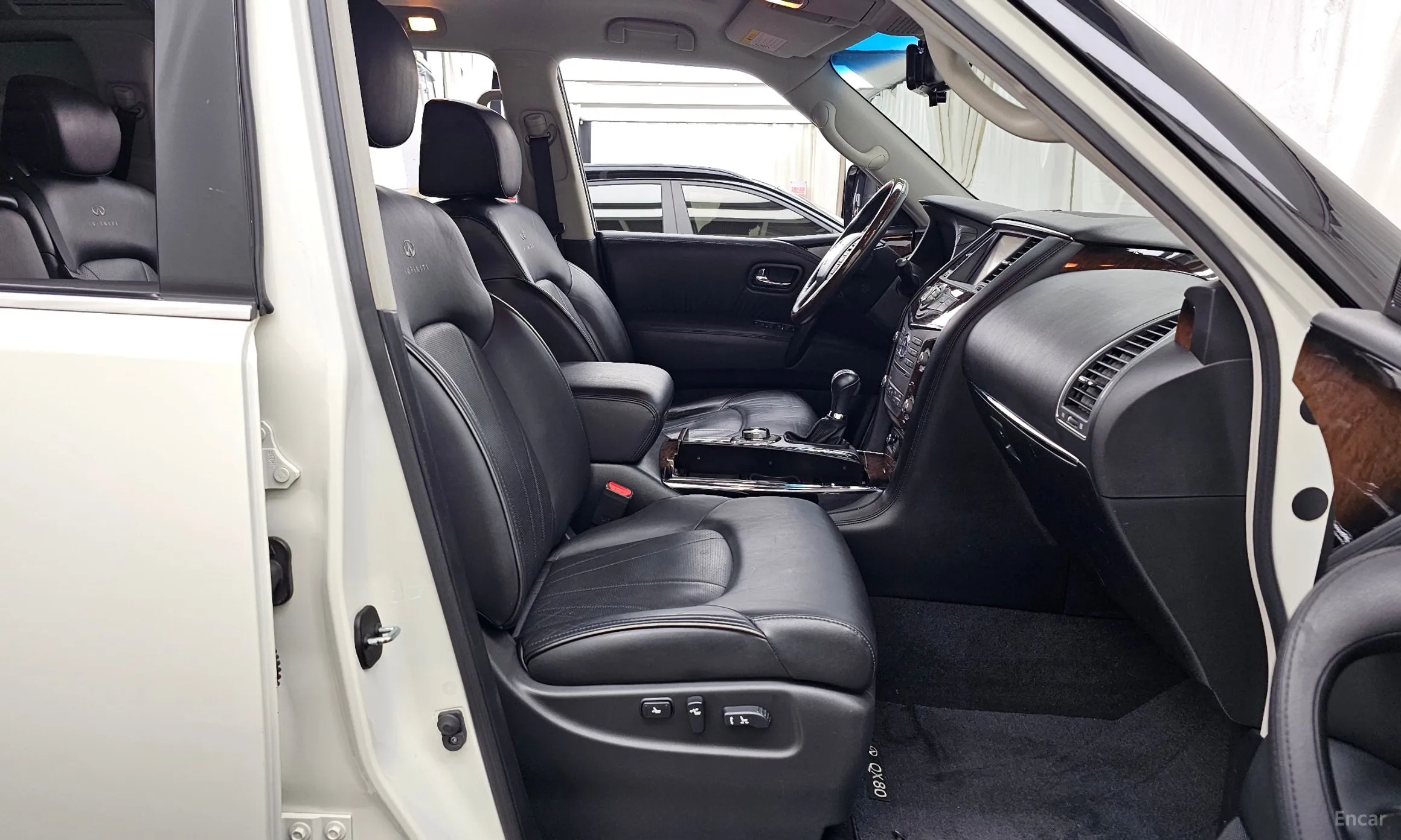 Infiniti QX80 превью 11