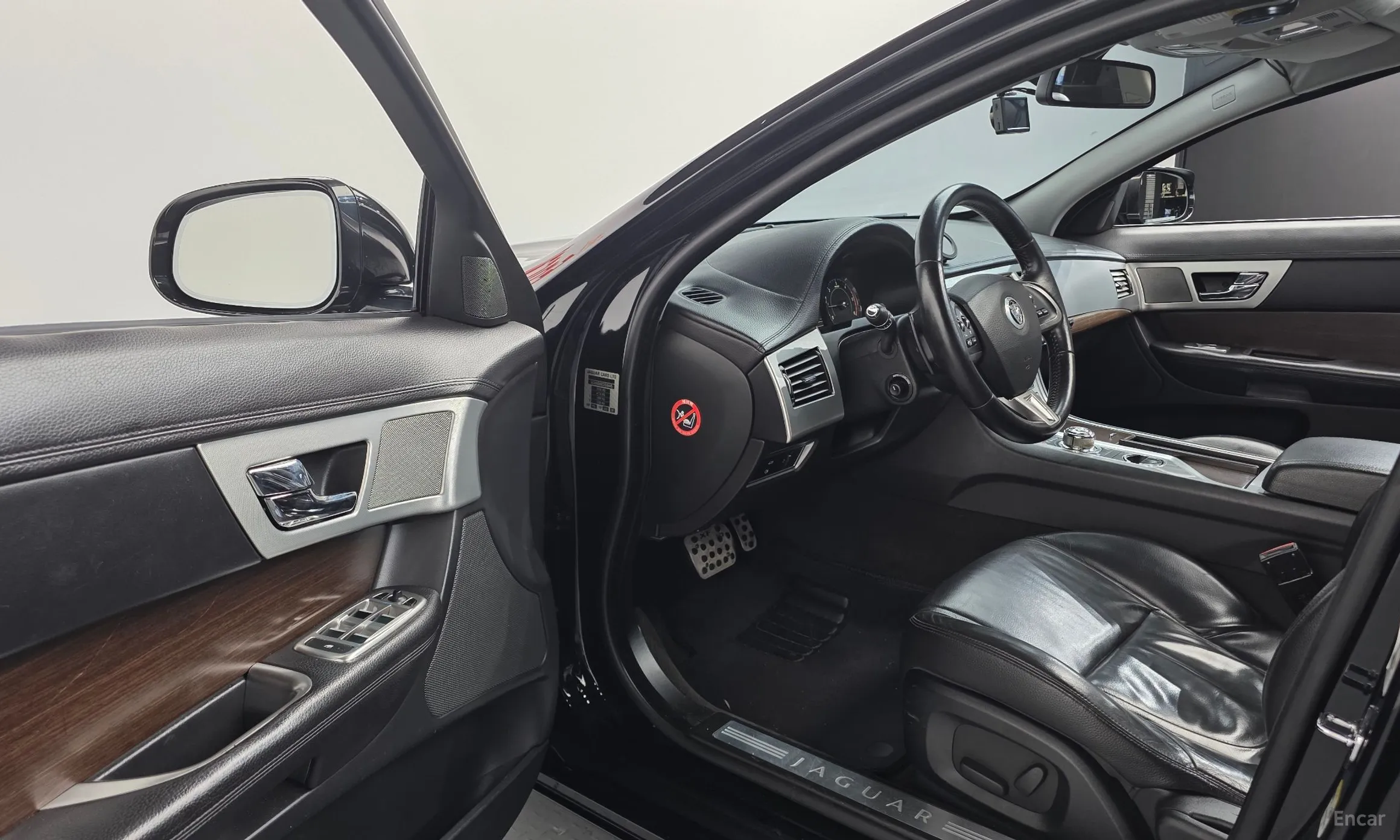 Jaguar New XF превью 12