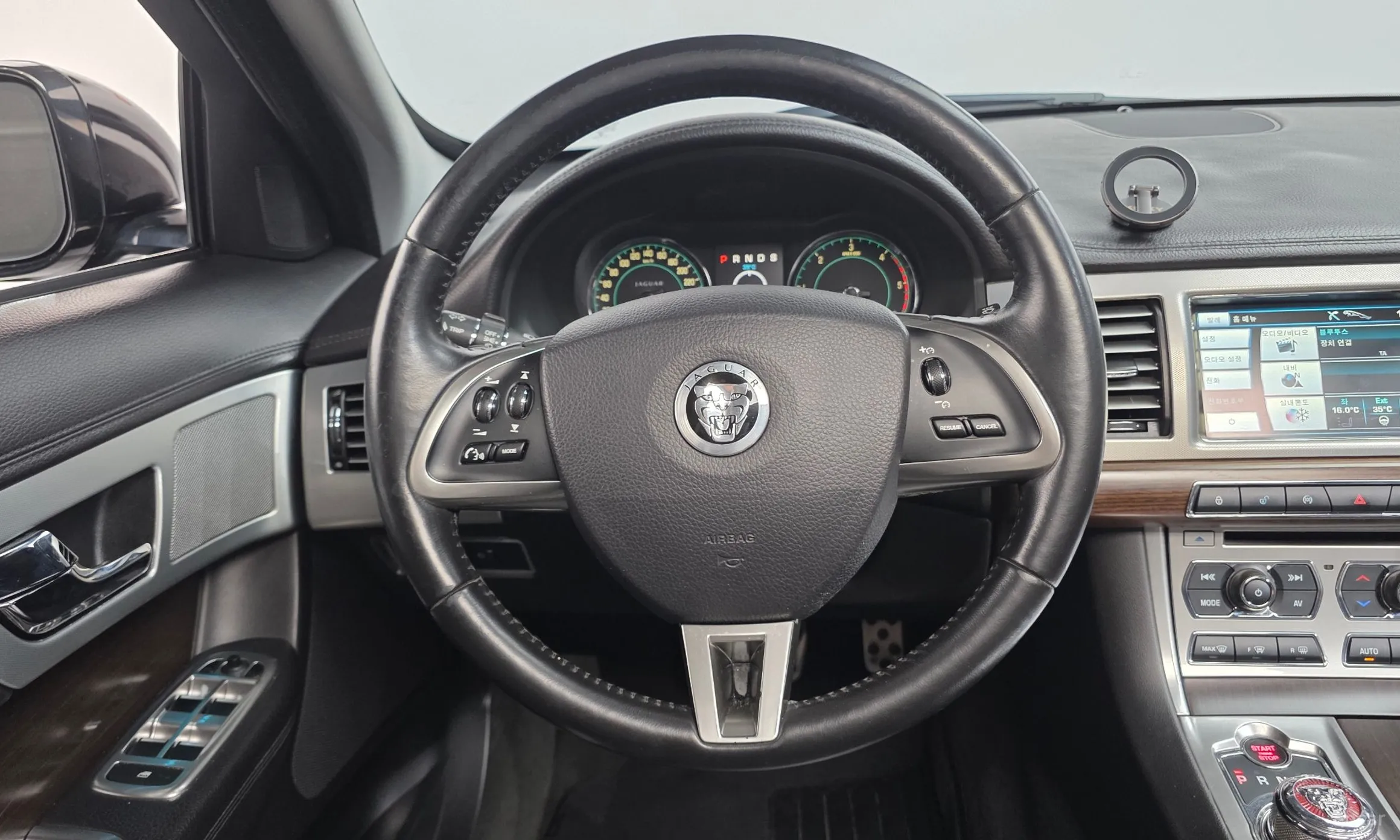 Jaguar New XF превью 15