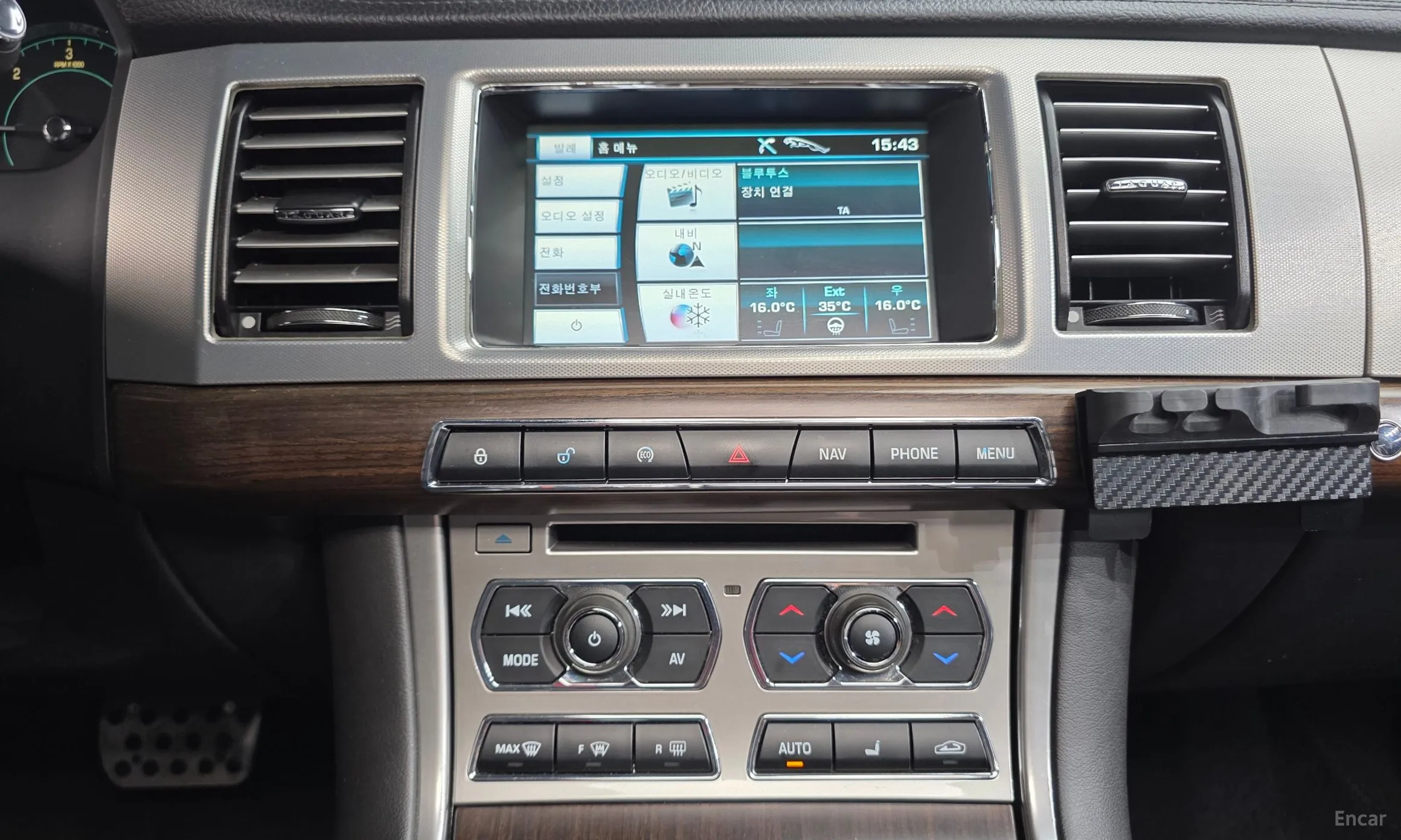Jaguar New XF превью 16