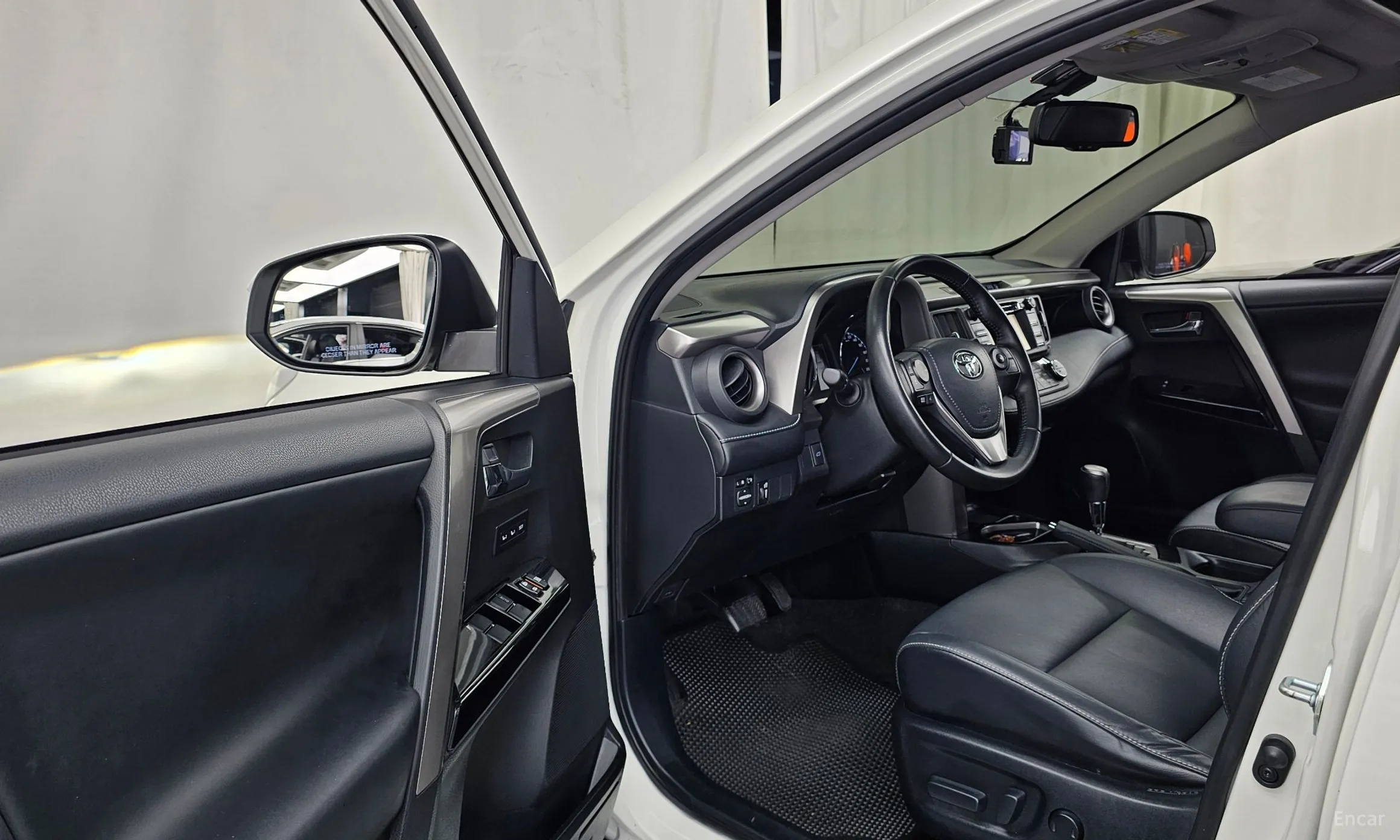 Toyota RAV4 превью 10