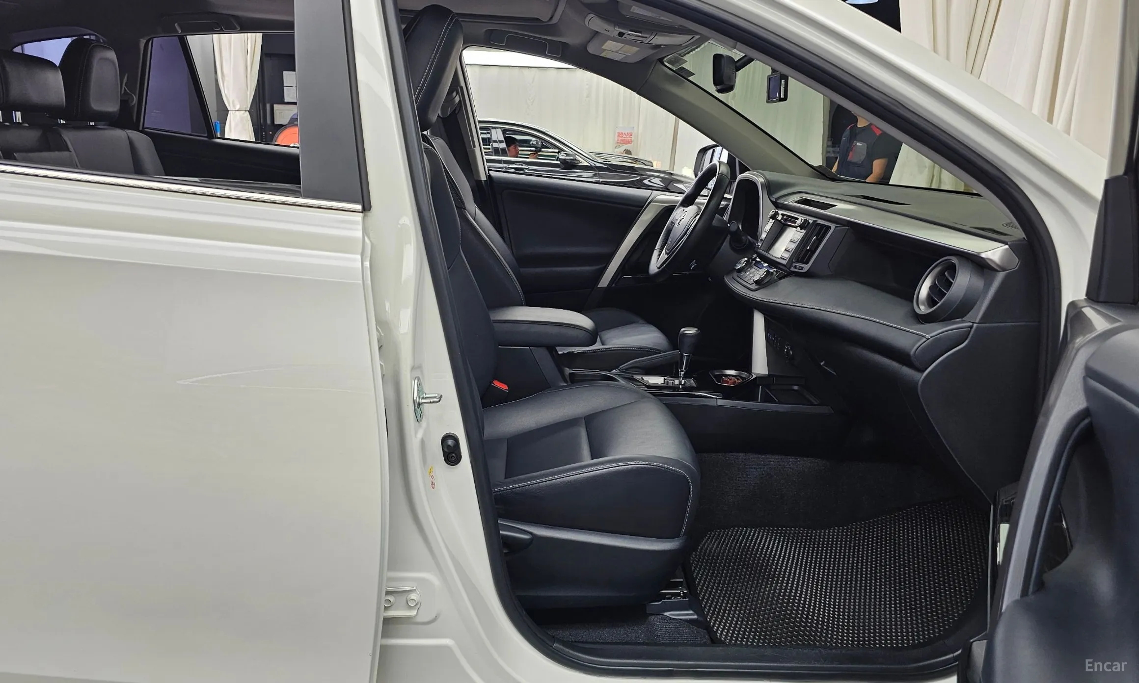 Toyota RAV4 превью 11