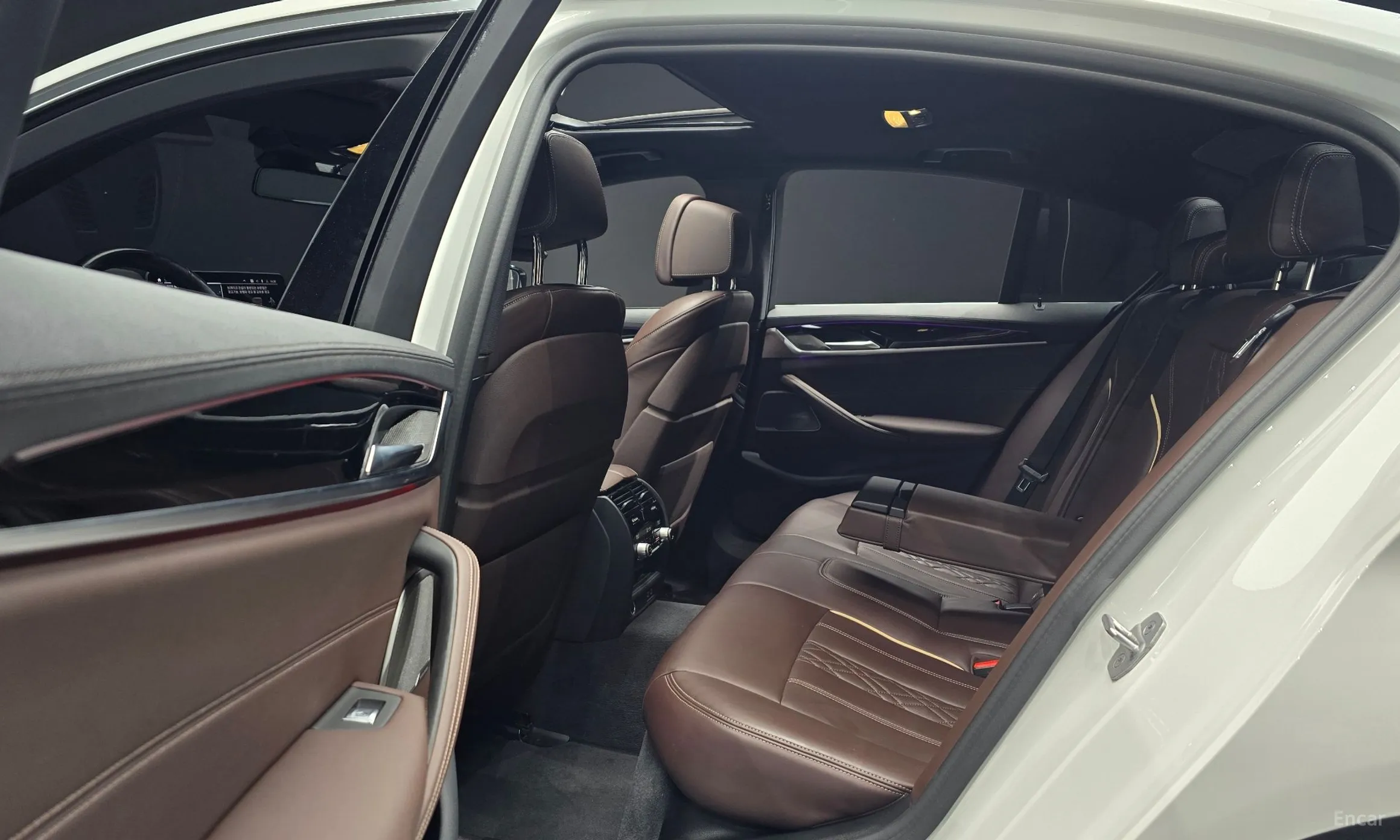 BMW 5 Series (G30) превью 12