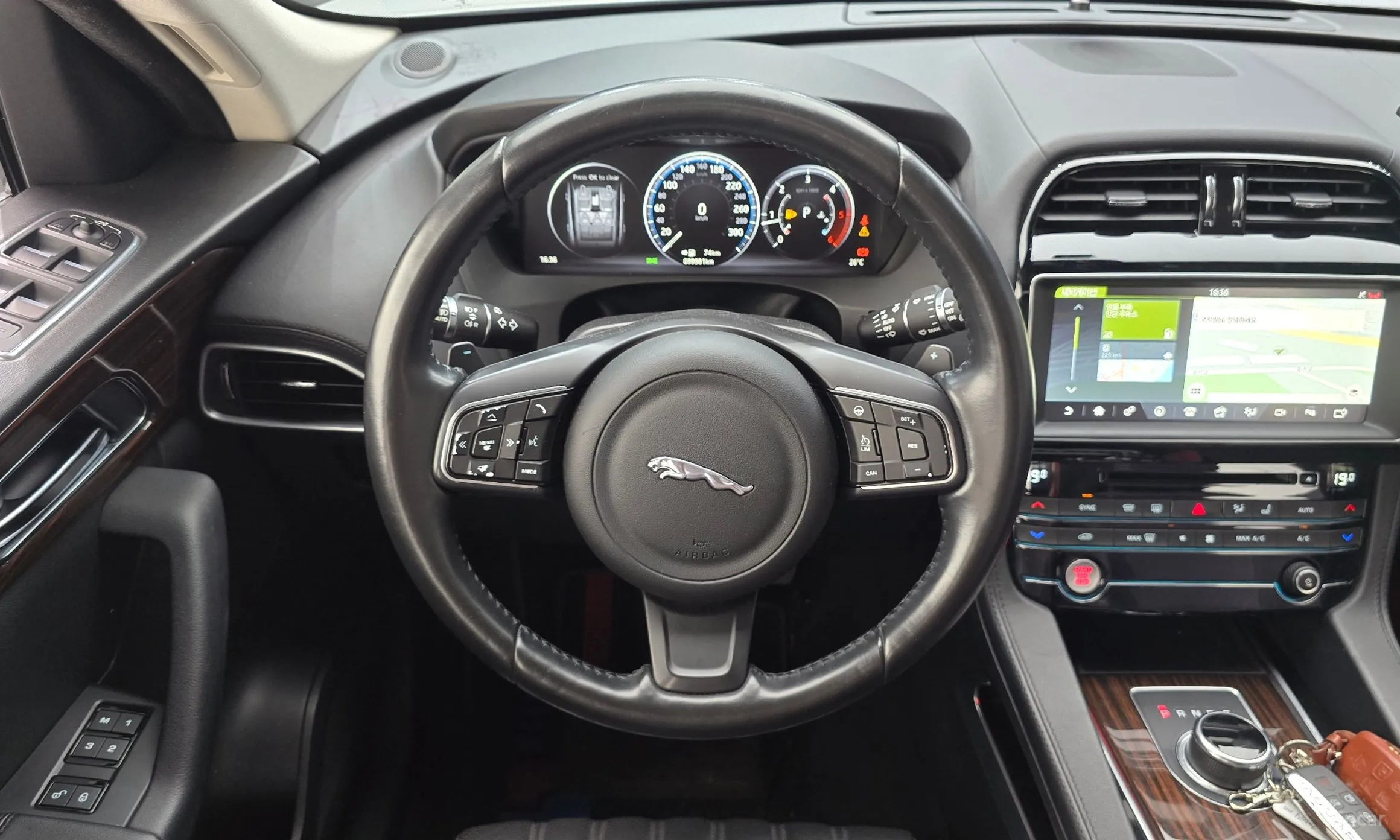 Jaguar F-PACE превью 13
