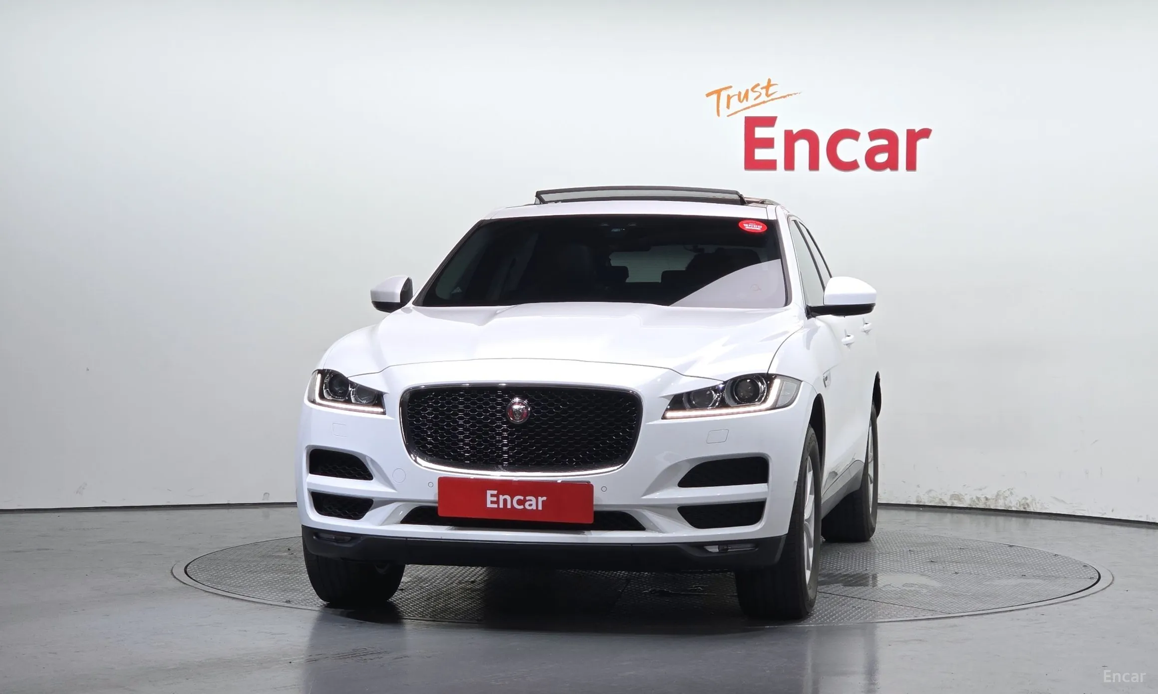 Jaguar F-PACE превью 3