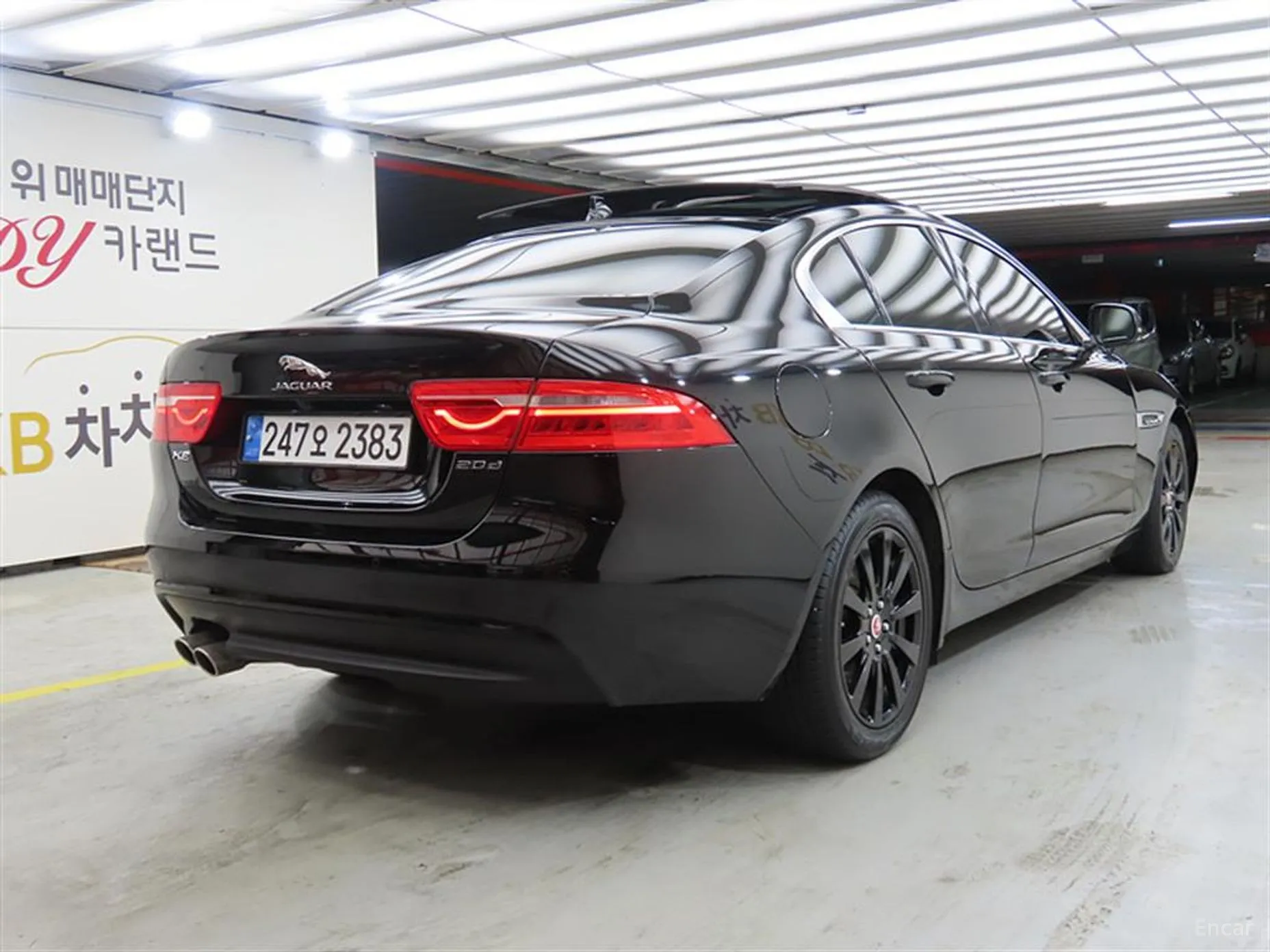 Jaguar XE превью 4