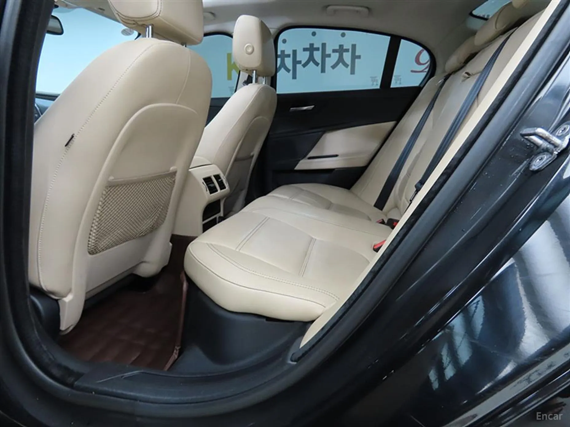 Jaguar XE превью 6
