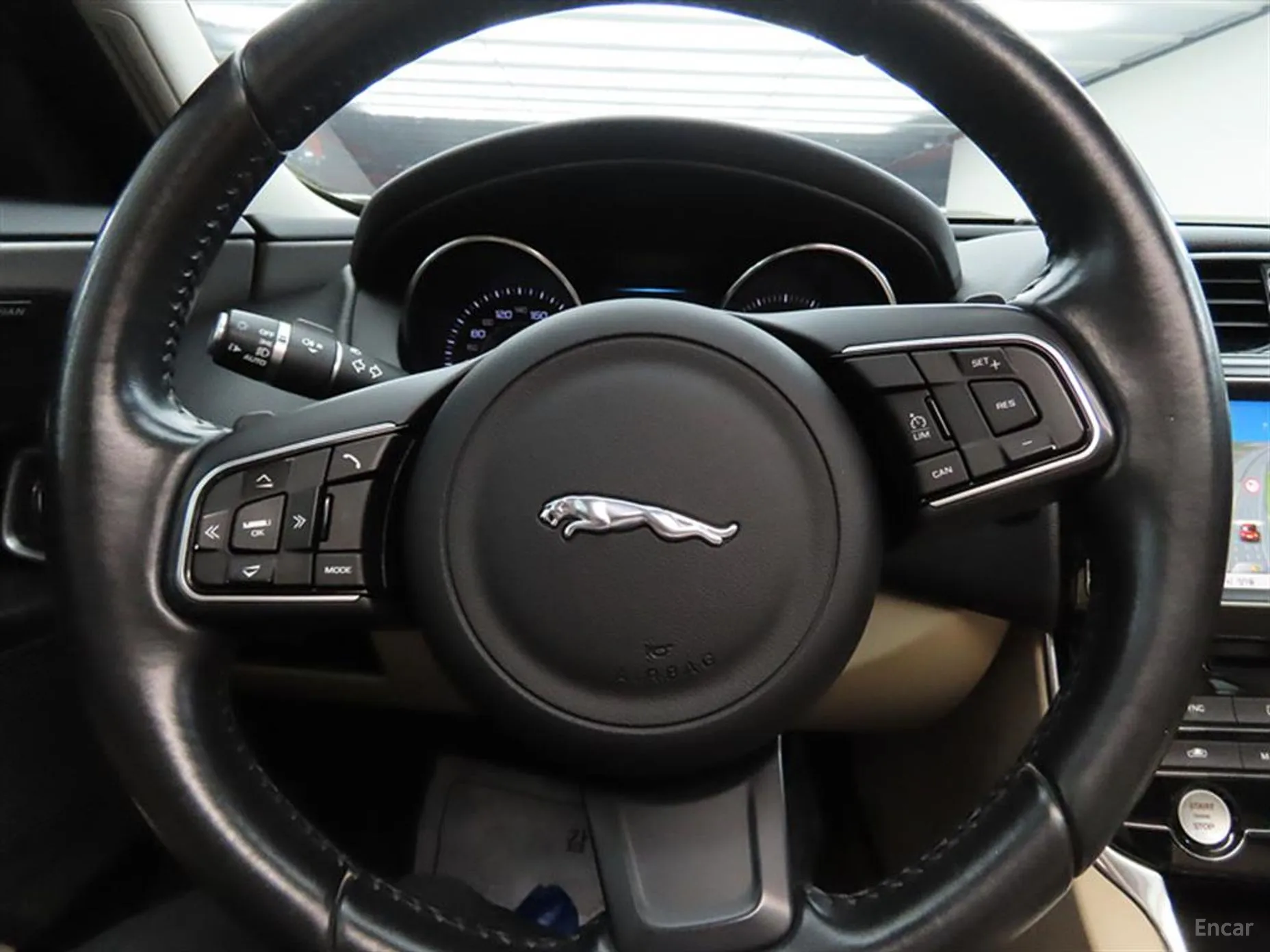 Jaguar XE превью 8