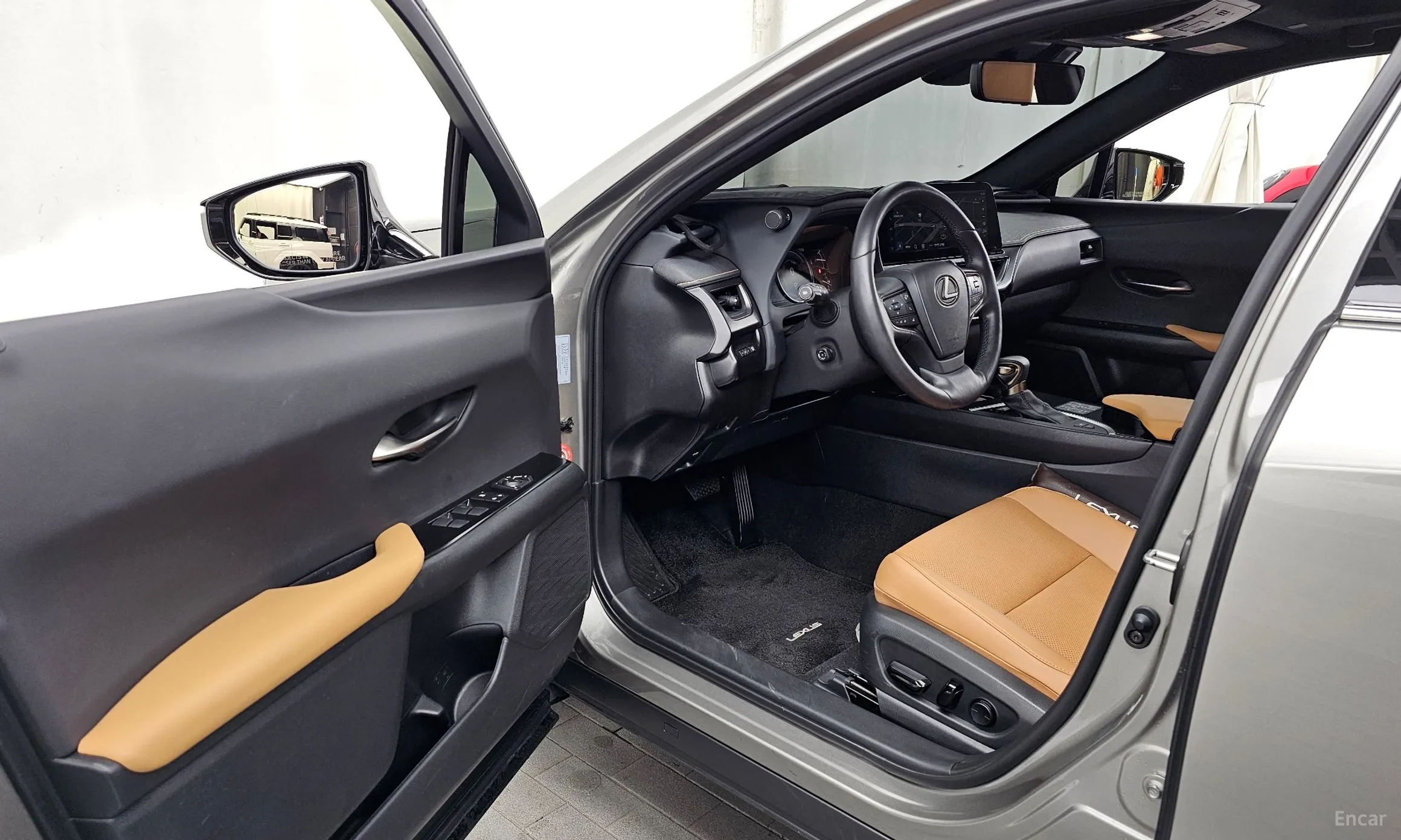 Lexus UX250h превью 10