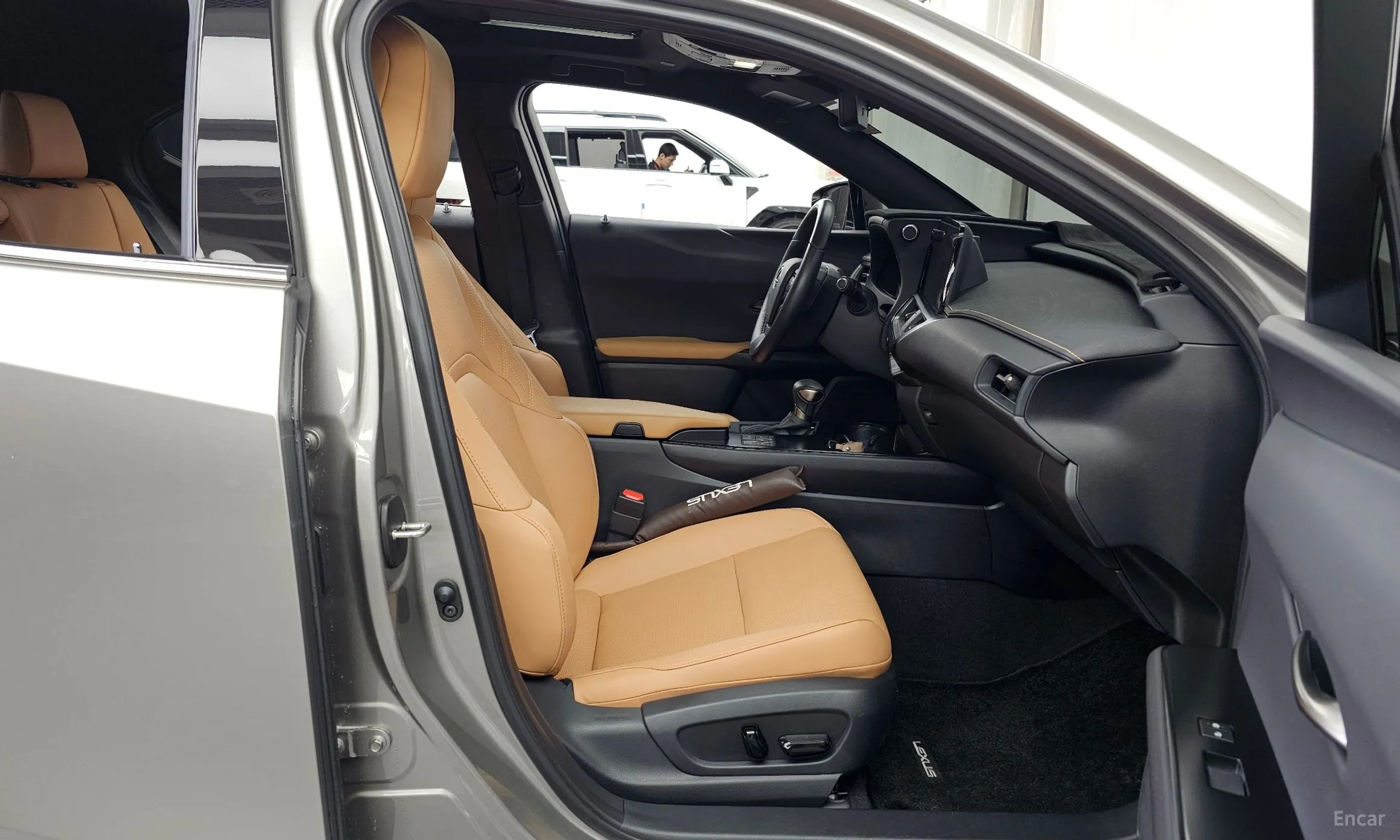 Lexus UX250h превью 11