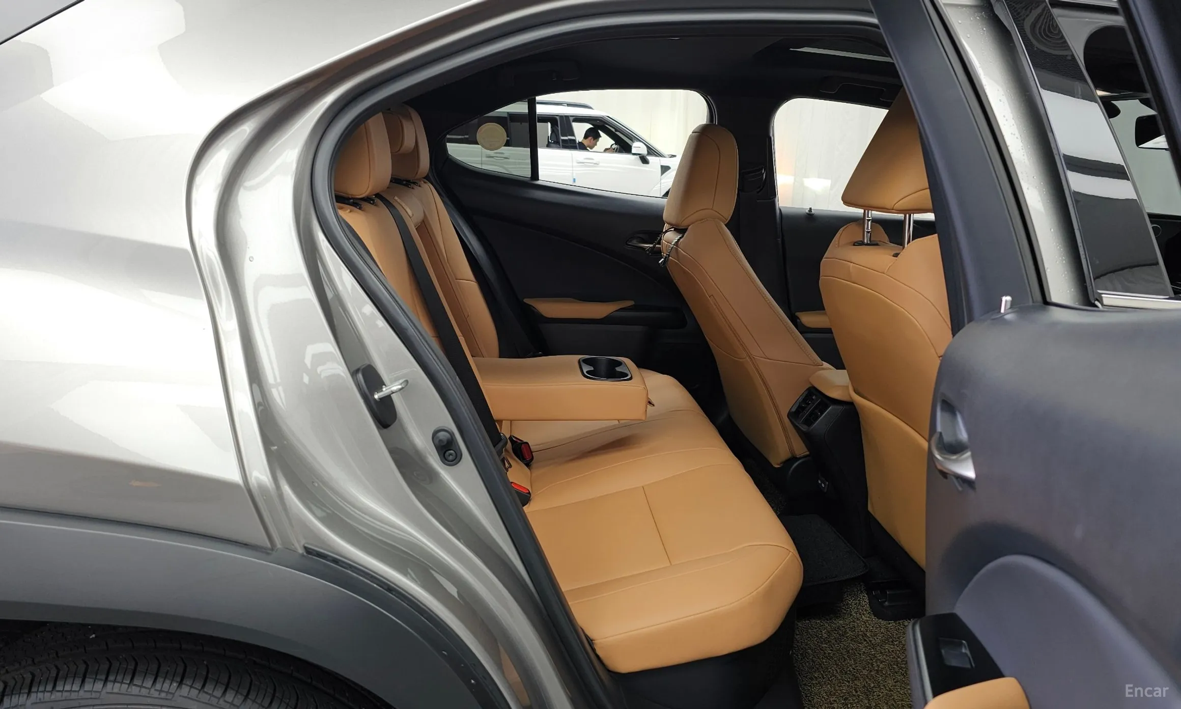 Lexus UX250h превью 12