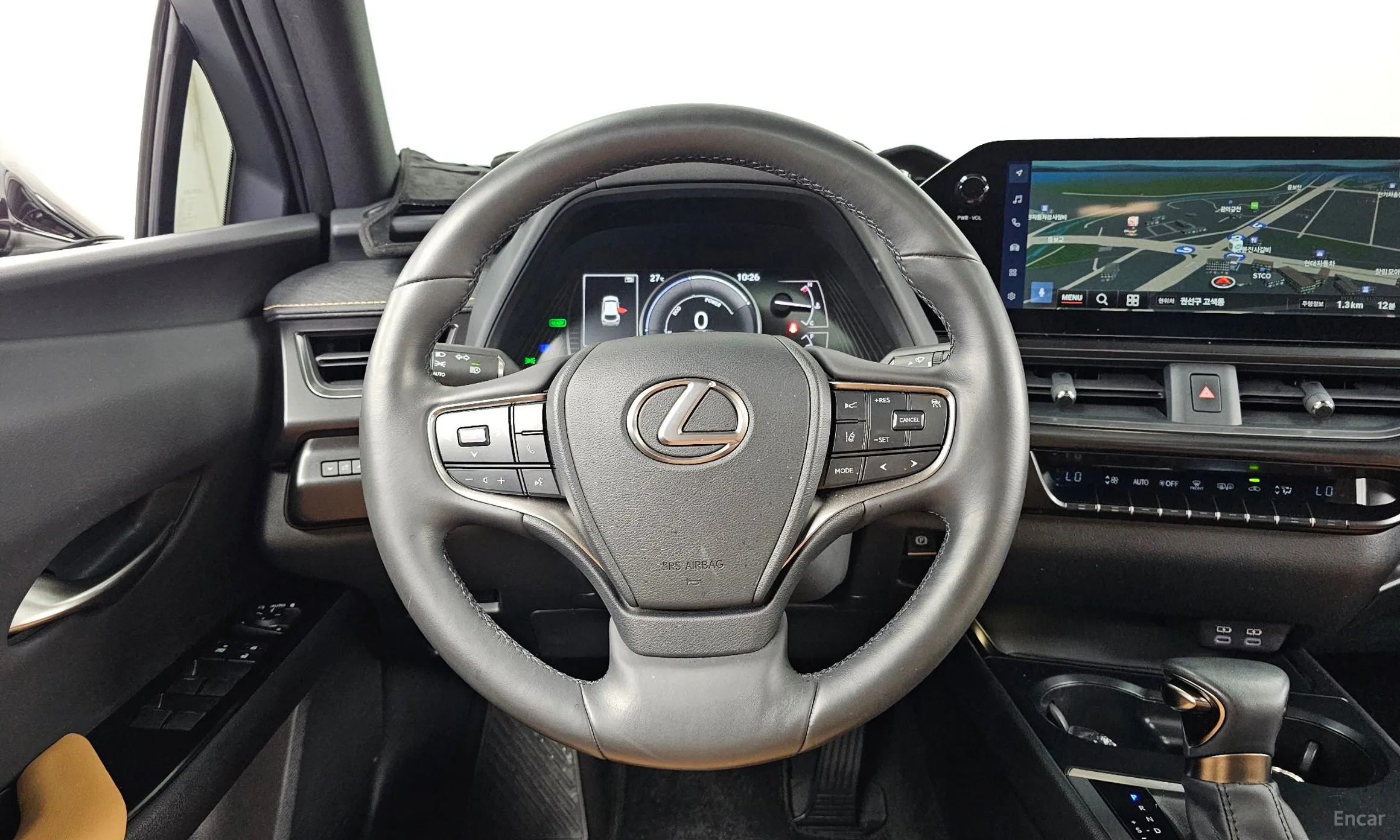 Lexus UX250h превью 13