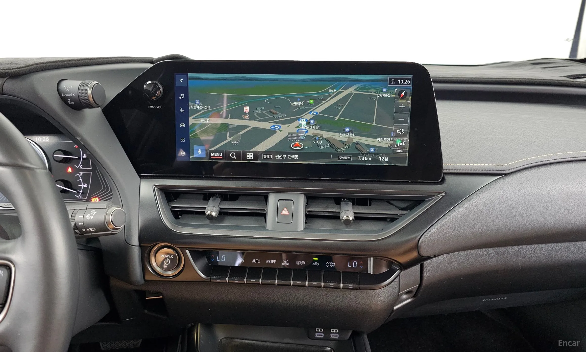 Lexus UX250h превью 14