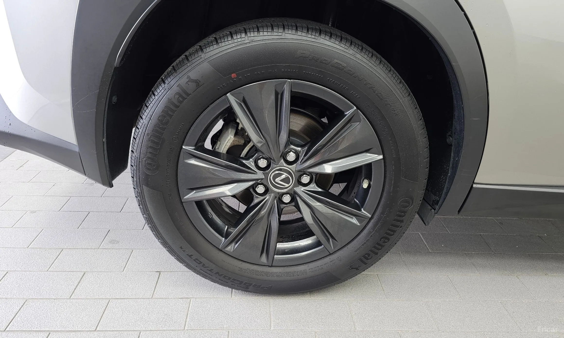 Lexus UX250h превью 5