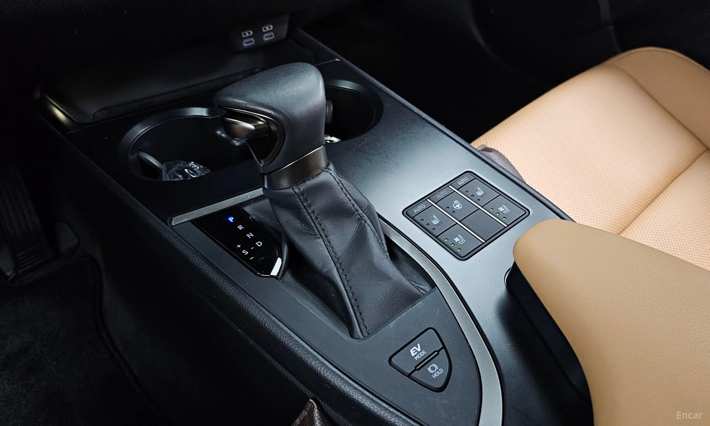 Lexus UX250h превью 9