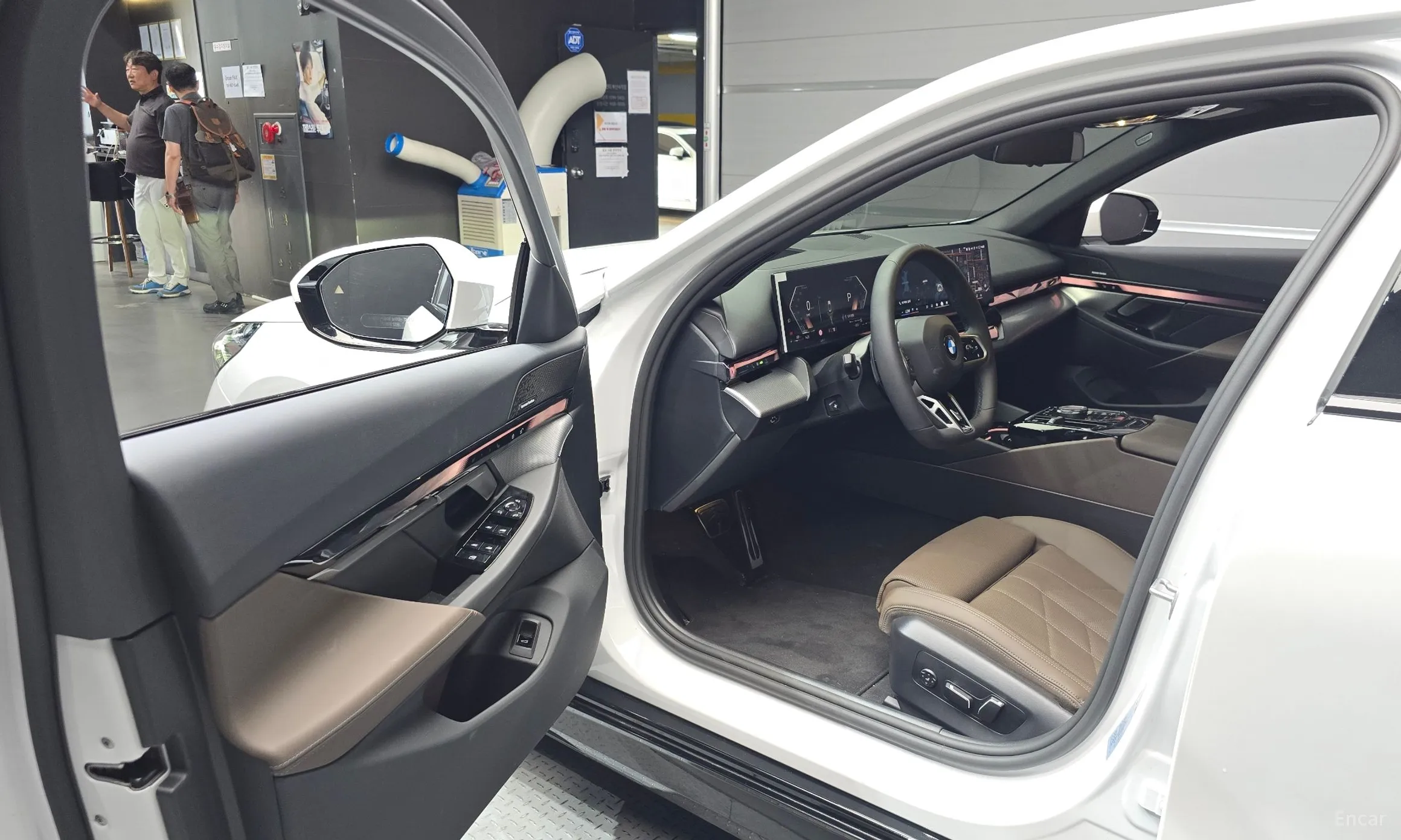 BMW 5 Series (G60) превью 10
