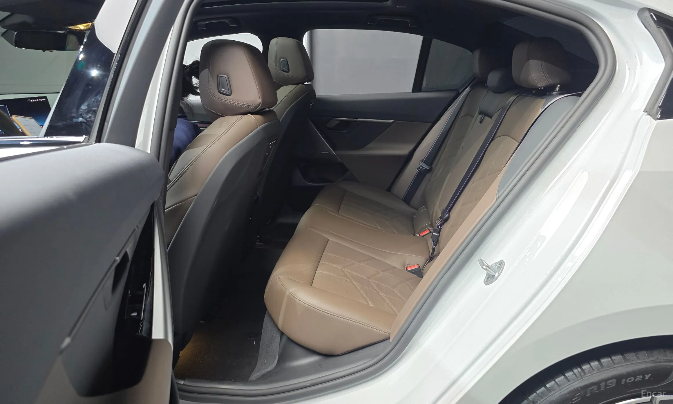 BMW 5 Series (G60) превью 12