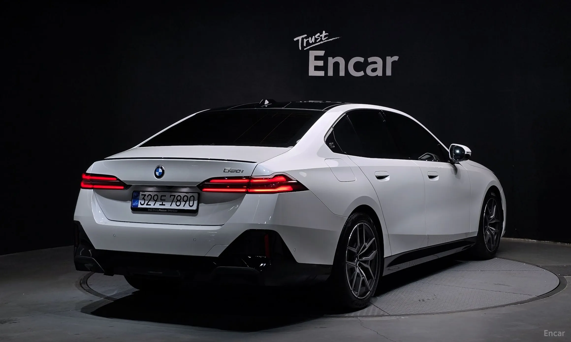 BMW 5 Series (G60) превью 2