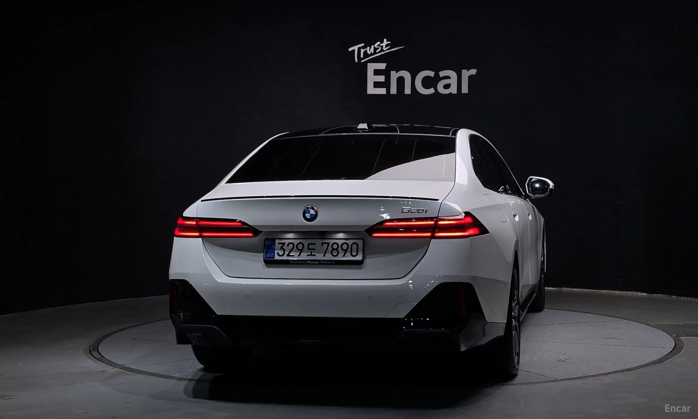 BMW 5 Series (G60) превью 4
