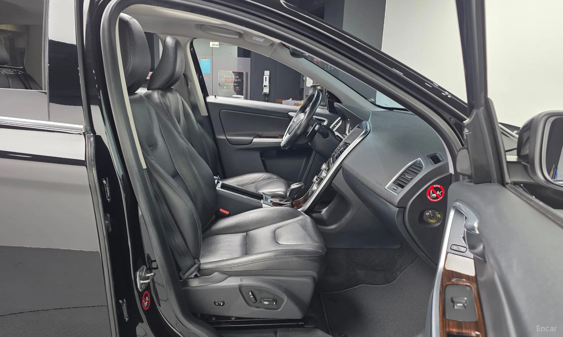 Volvo XC60 превью 11
