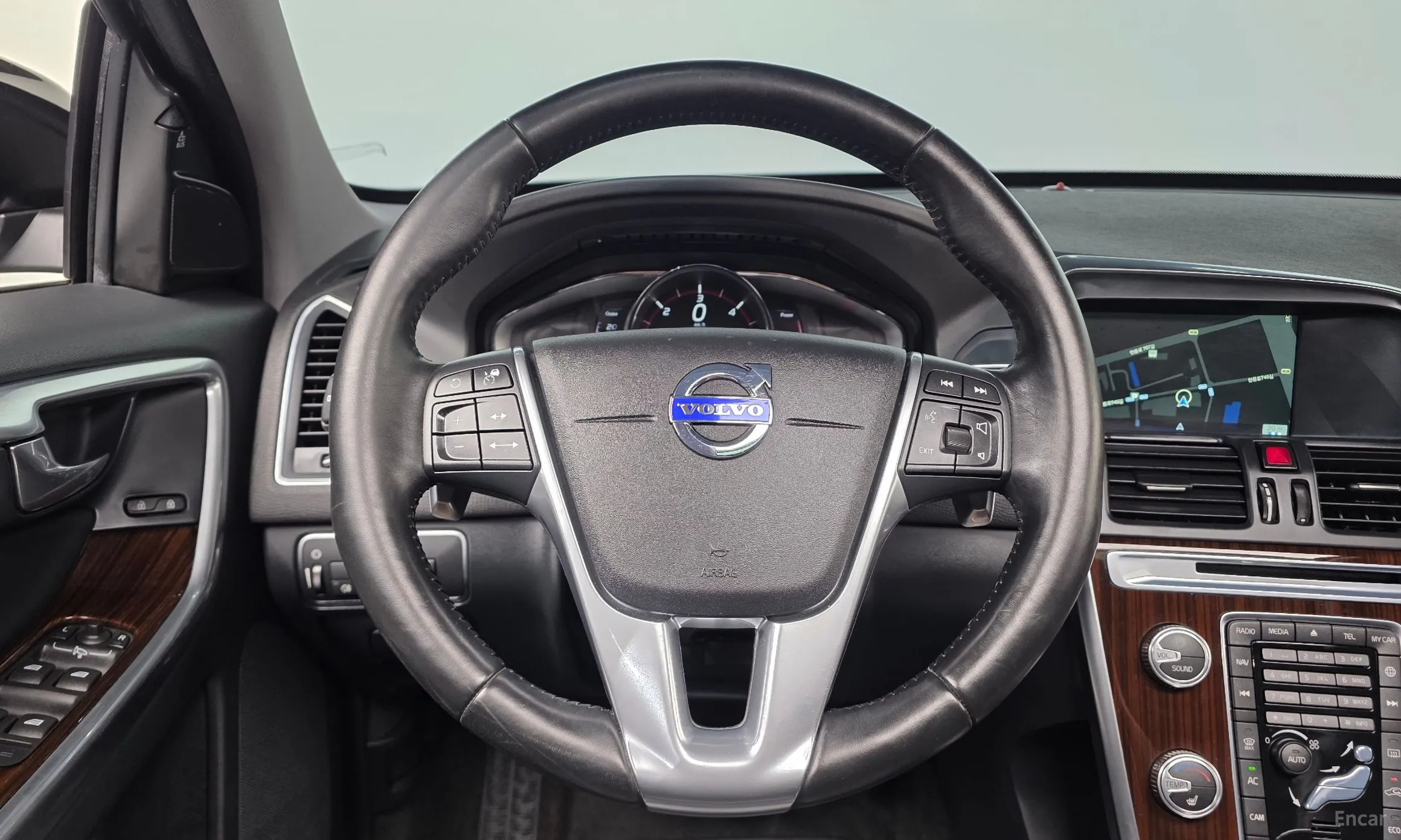 Volvo XC60 превью 13
