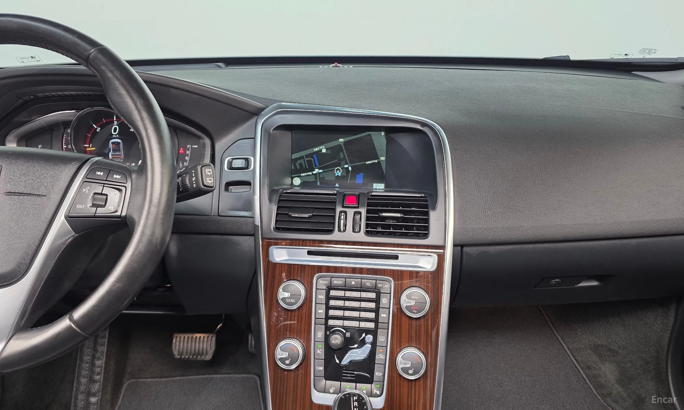 Volvo XC60 превью 14