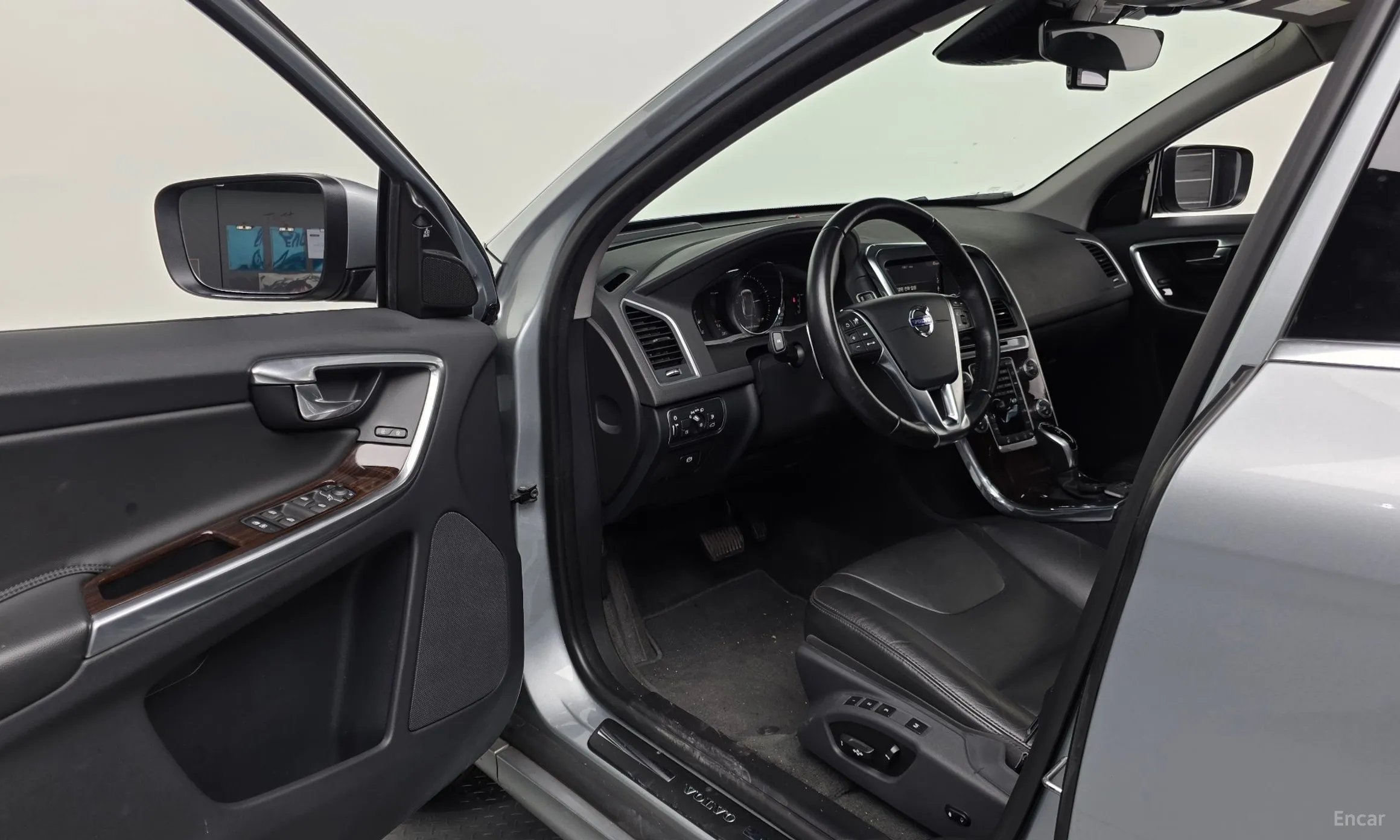 Volvo XC60 превью 10