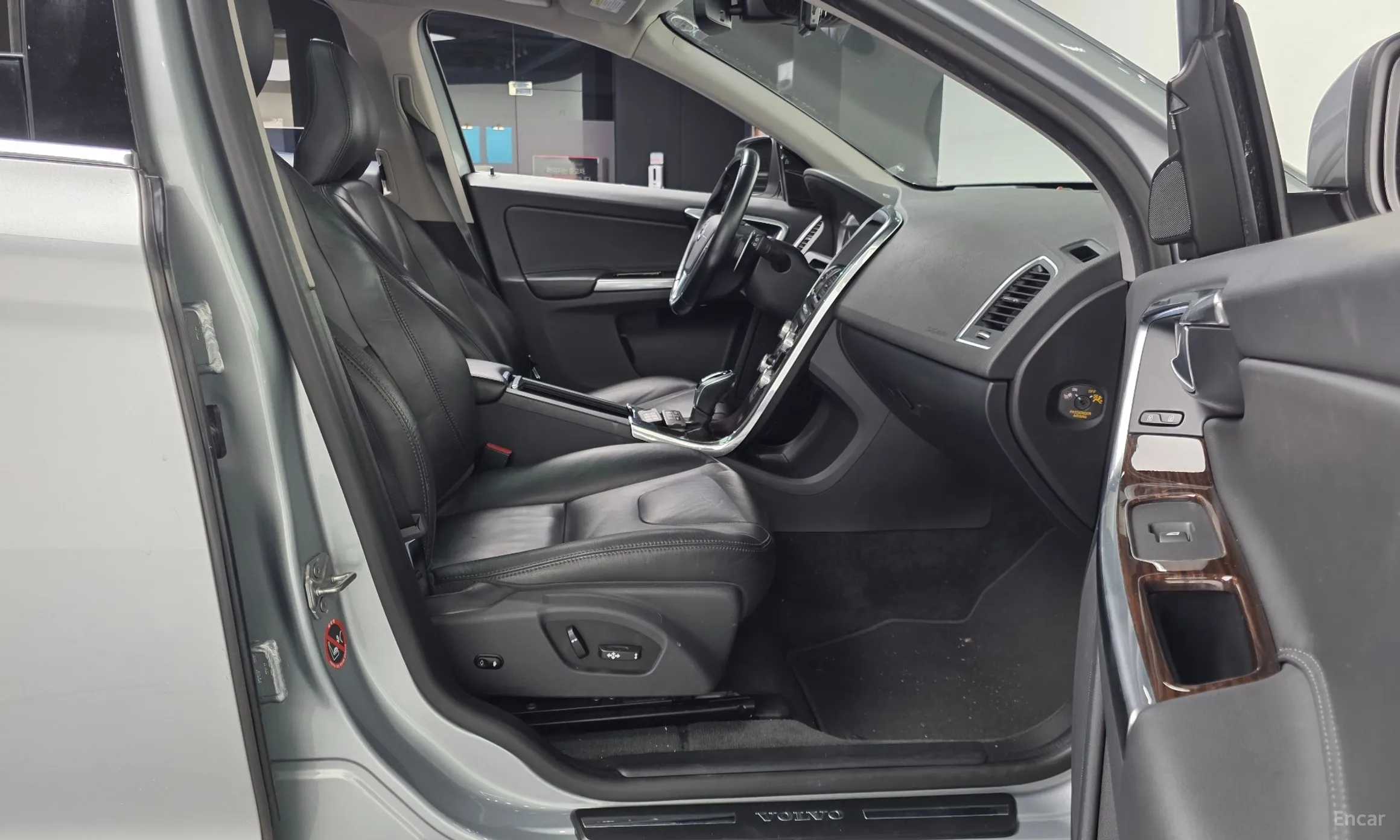 Volvo XC60 превью 11