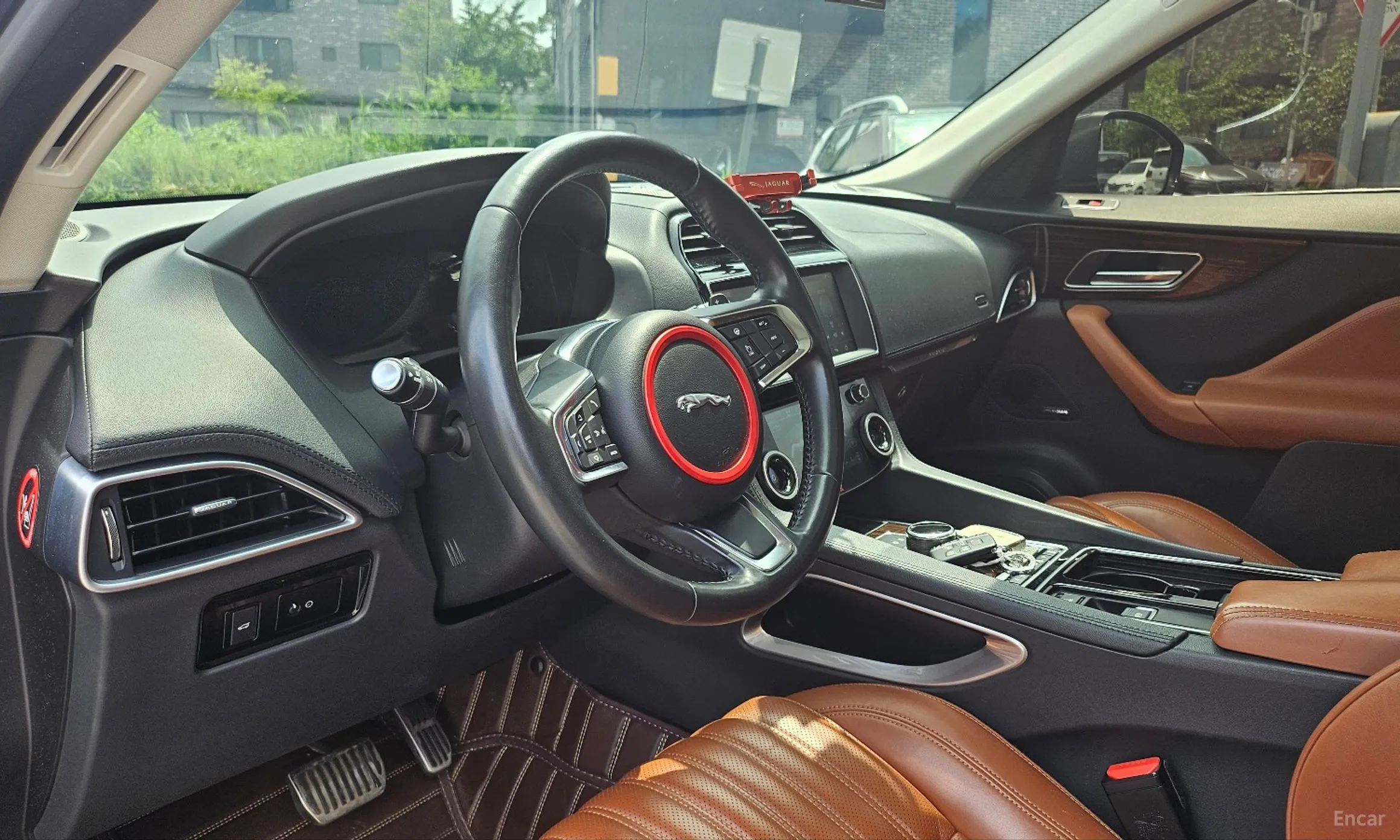 Jaguar F-PACE превью 11
