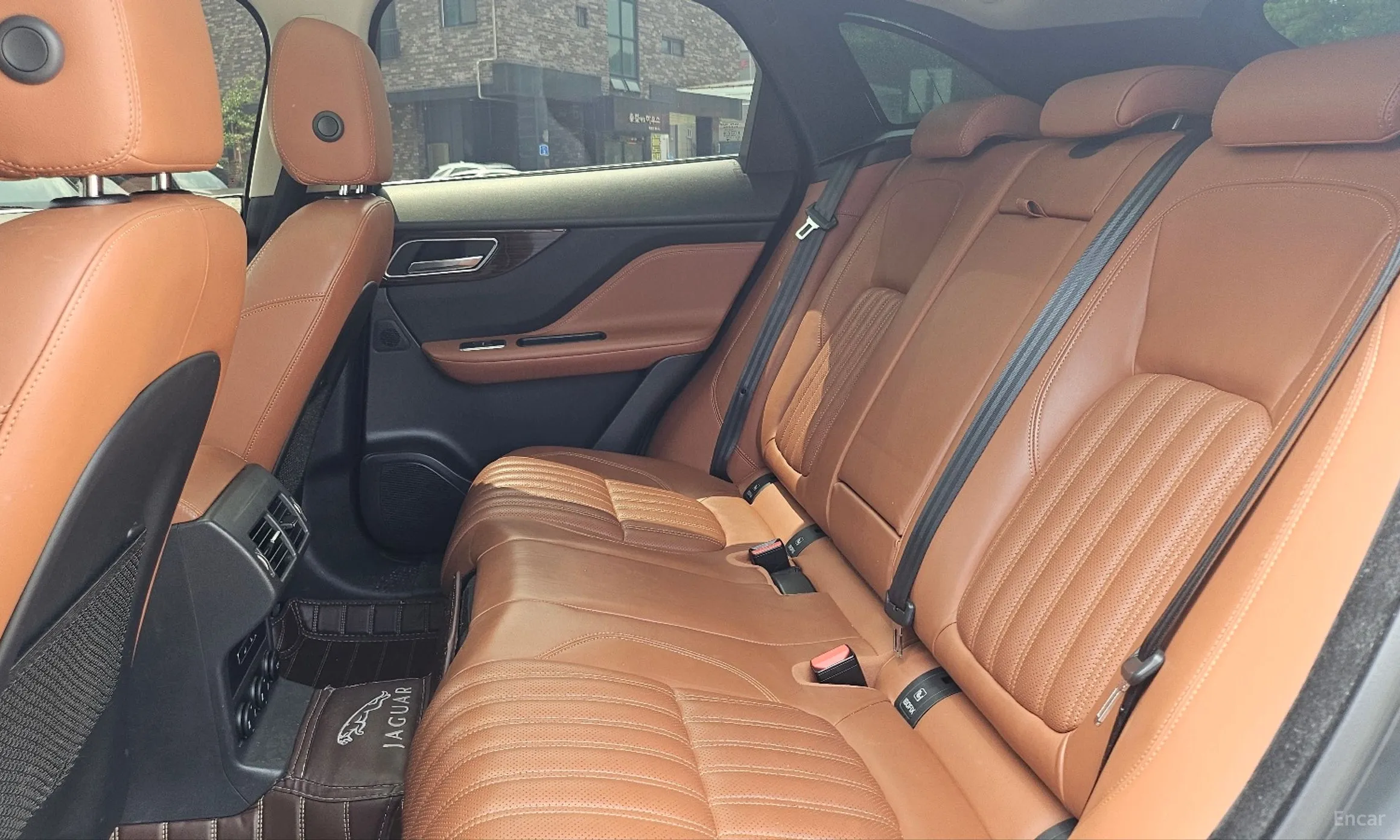 Jaguar F-PACE превью 12