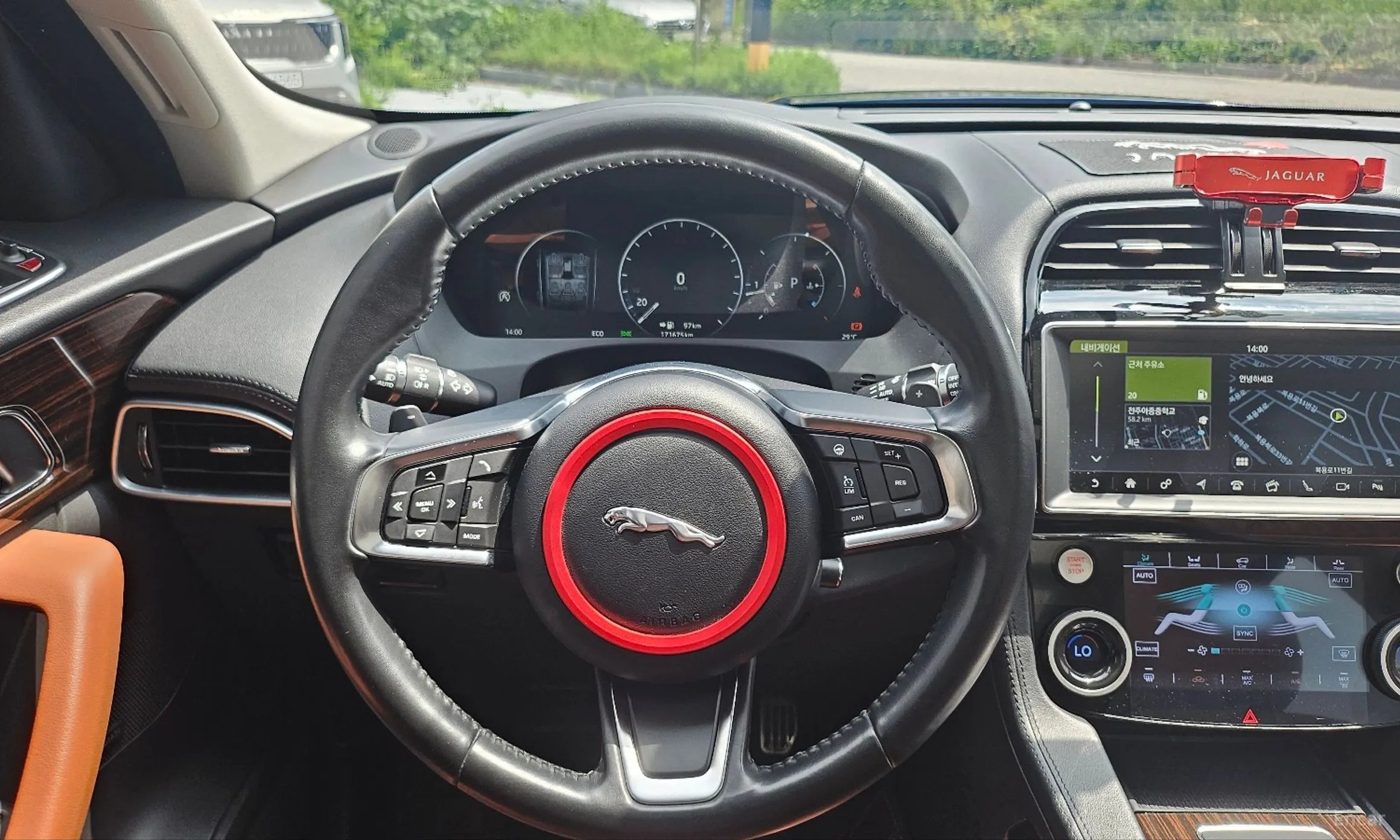 Jaguar F-PACE превью 14