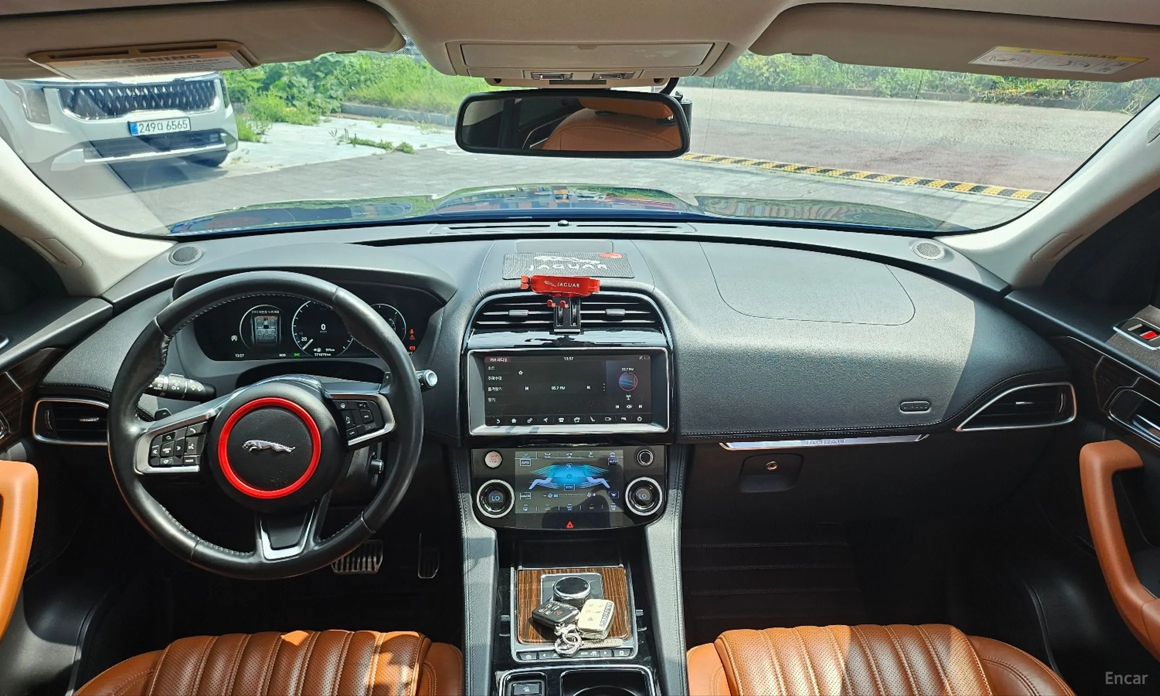 Jaguar F-PACE превью 16