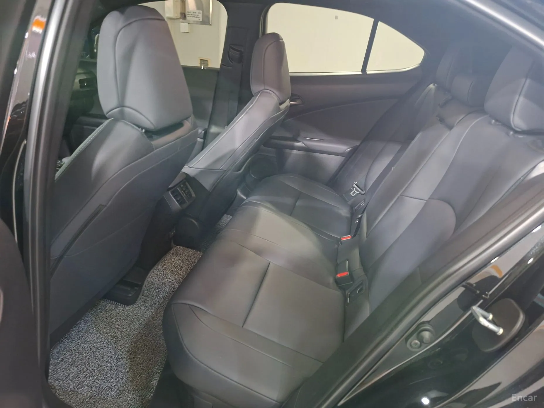 Lexus UX300h превью 10