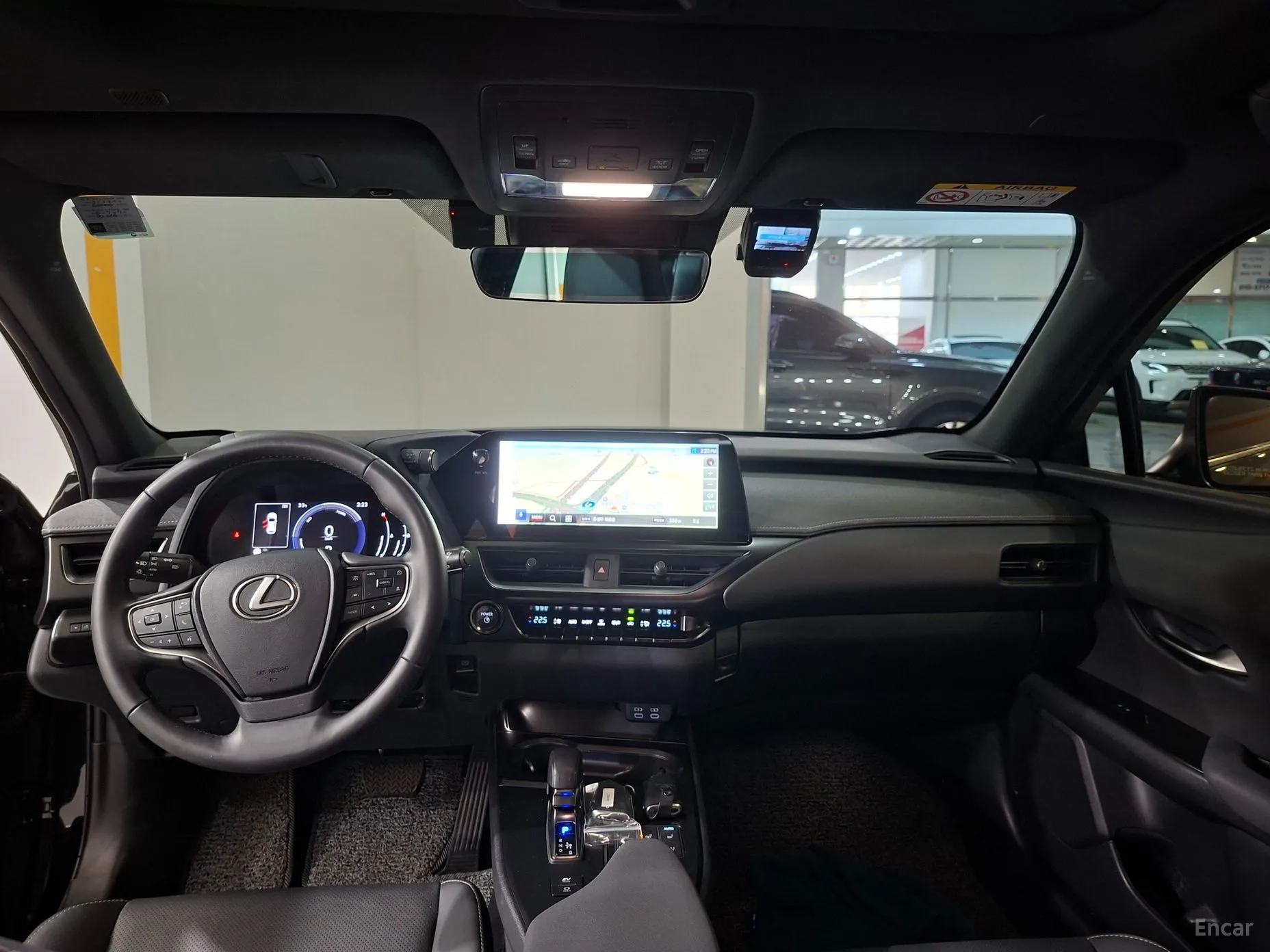 Lexus UX300h превью 11