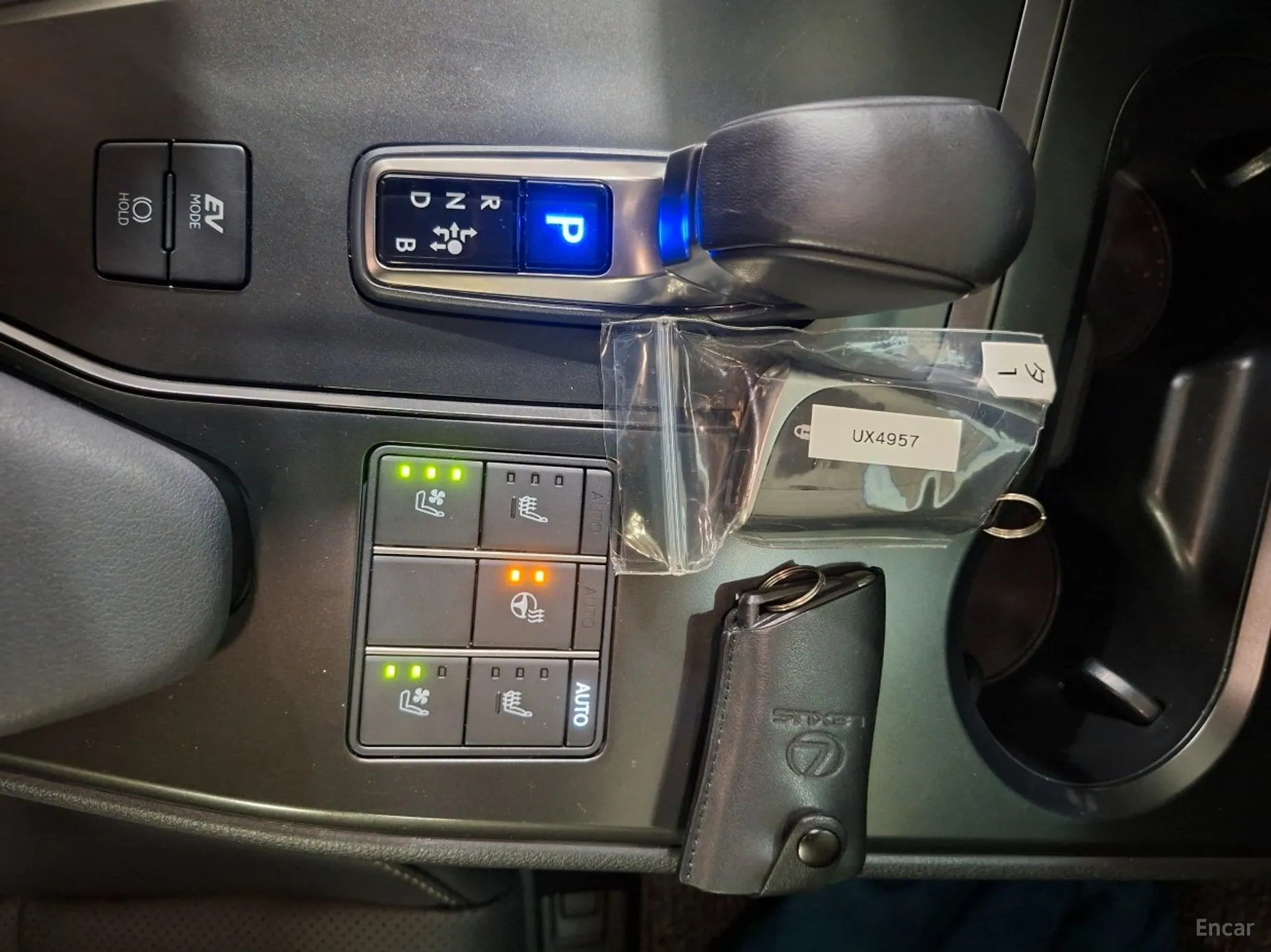 Lexus UX300h превью 15