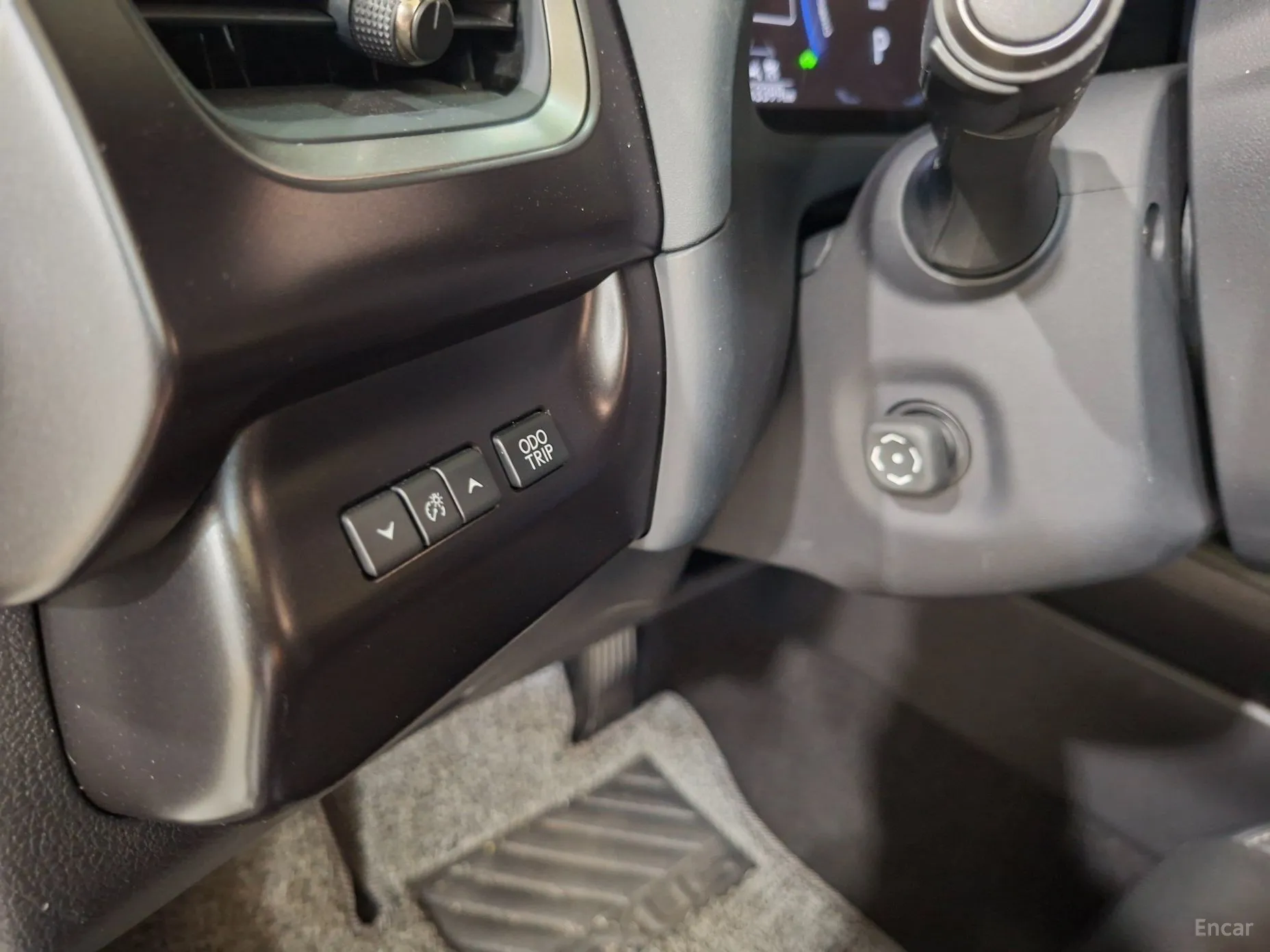 Lexus UX300h превью 17