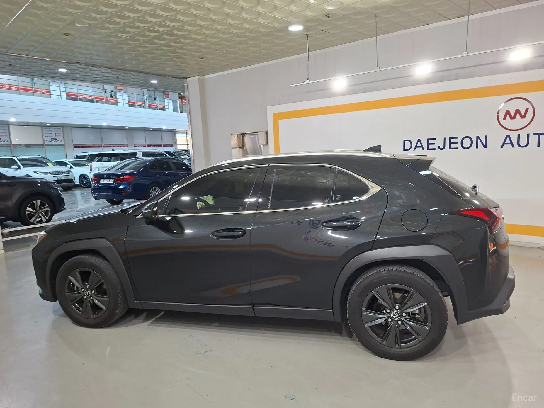 Lexus UX300h превью 3