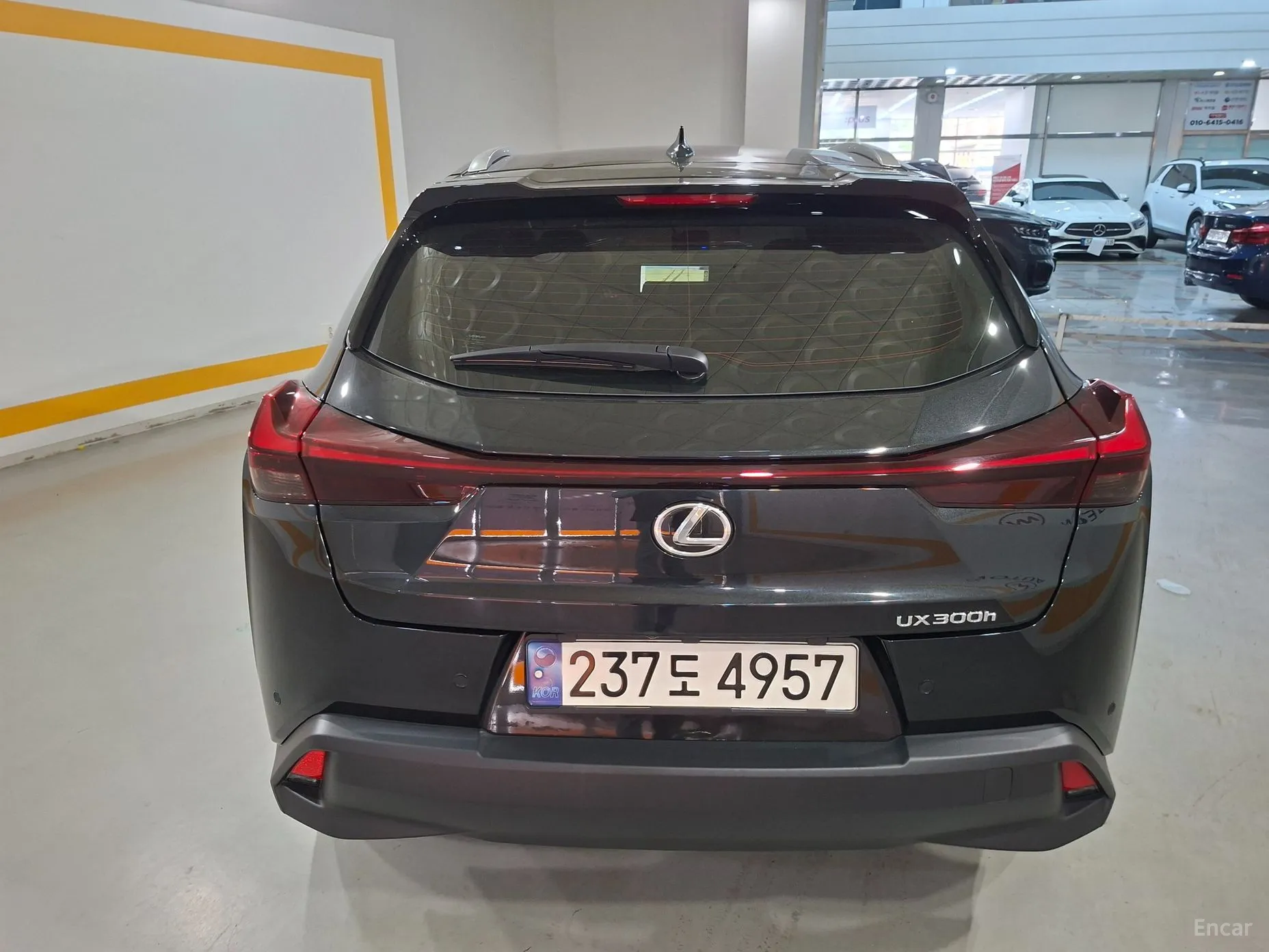 Lexus UX300h превью 4
